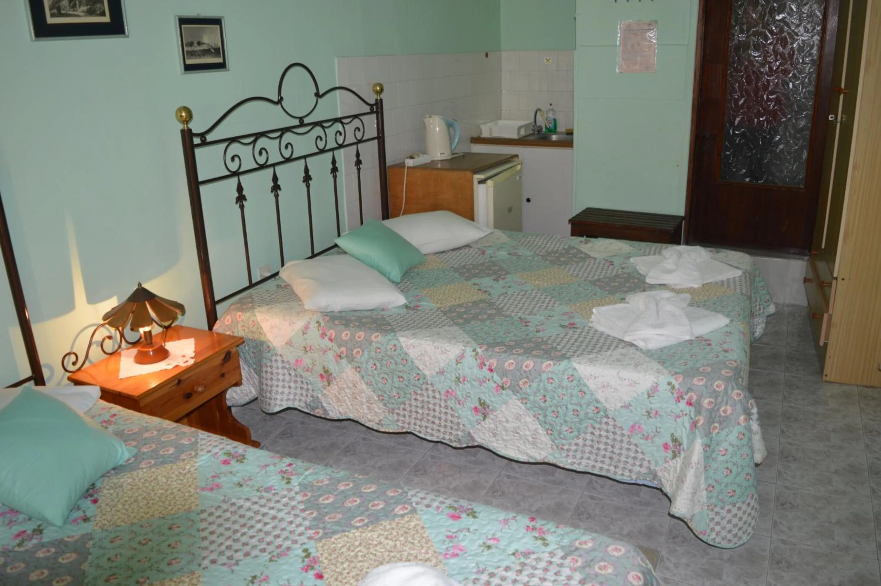 Bed in HERMOUPOLI ROOMS