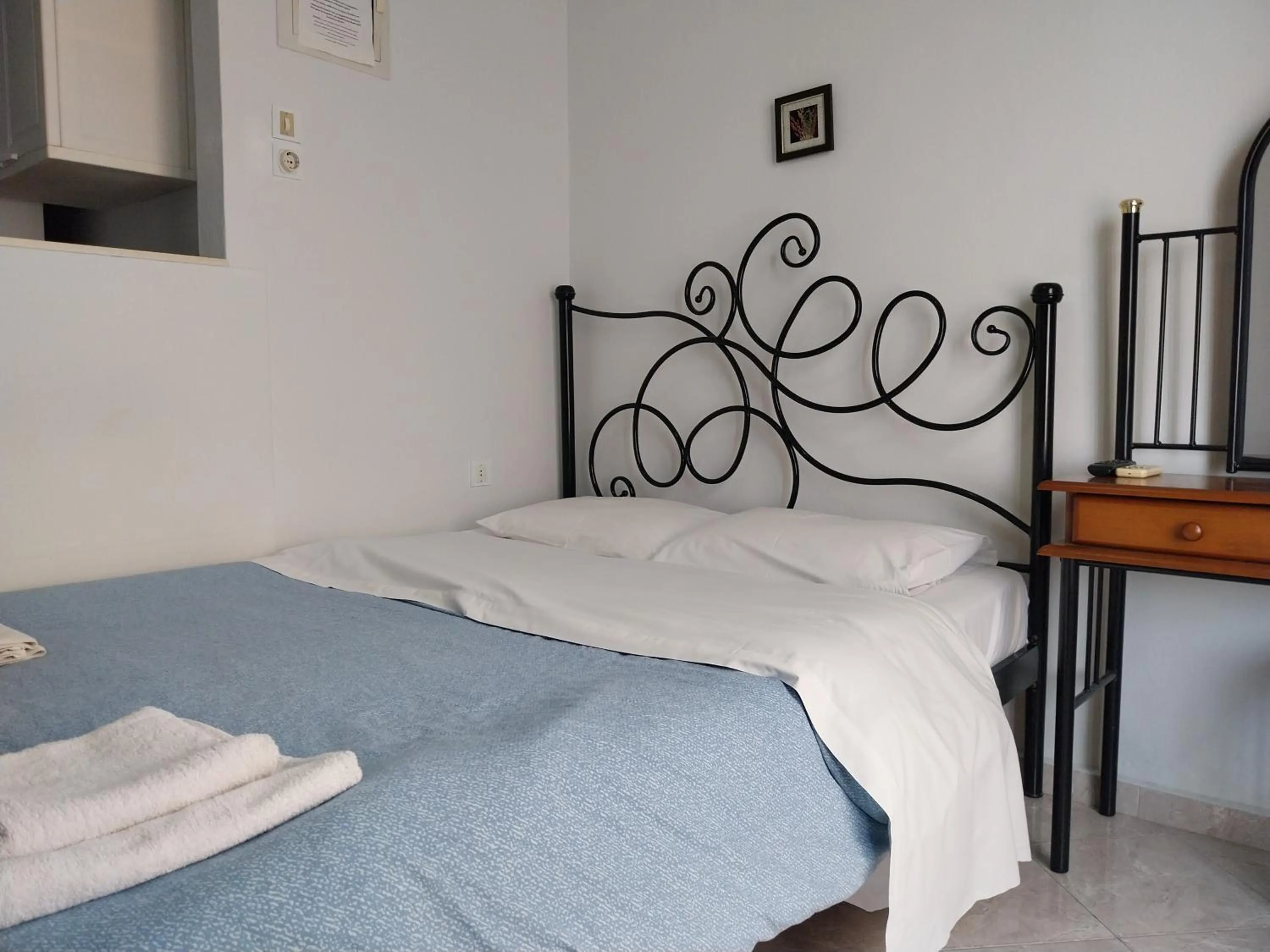 Bed in HERMOUPOLI ROOMS