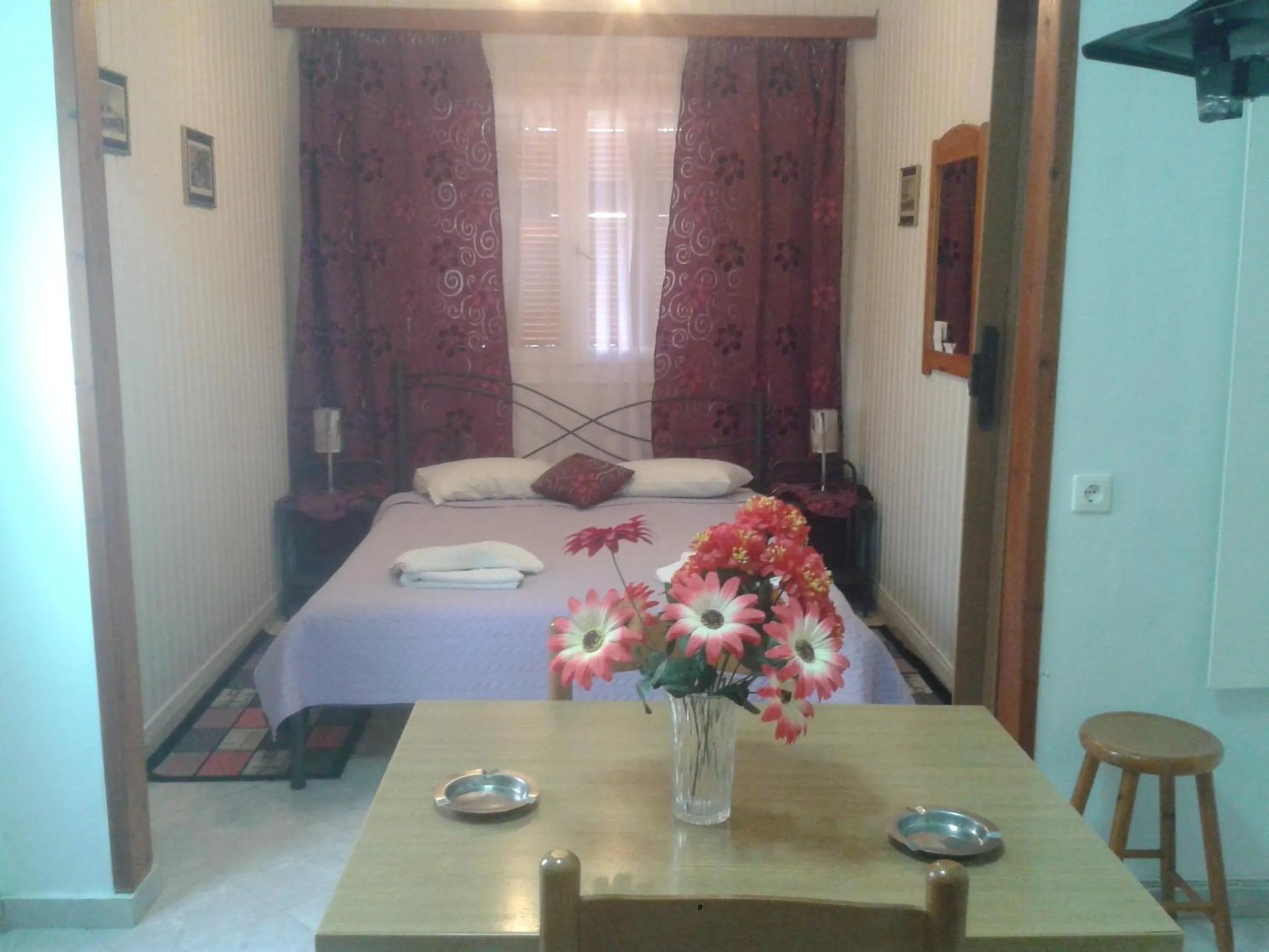 Bed in HERMOUPOLI ROOMS