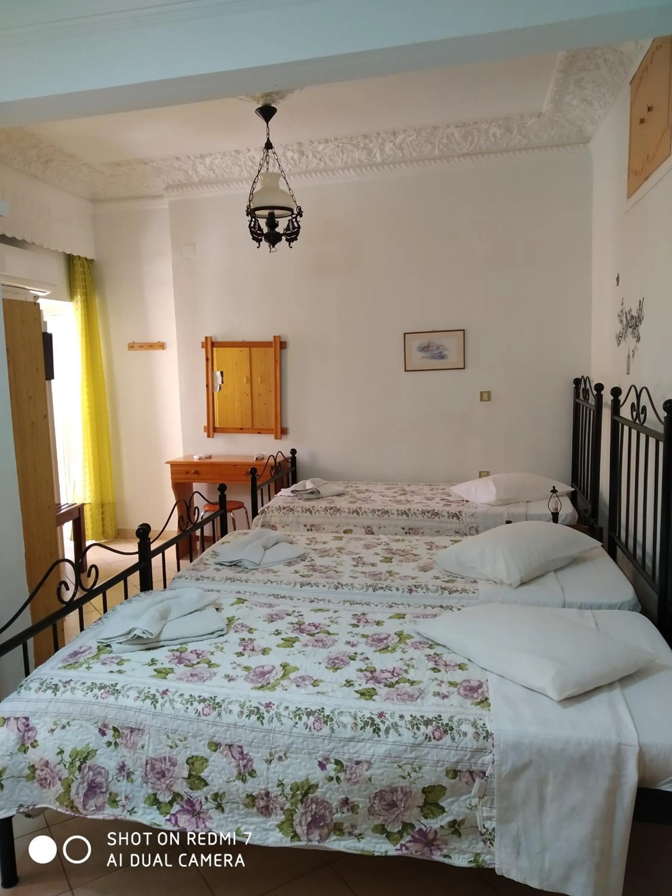Bed in HERMOUPOLI ROOMS