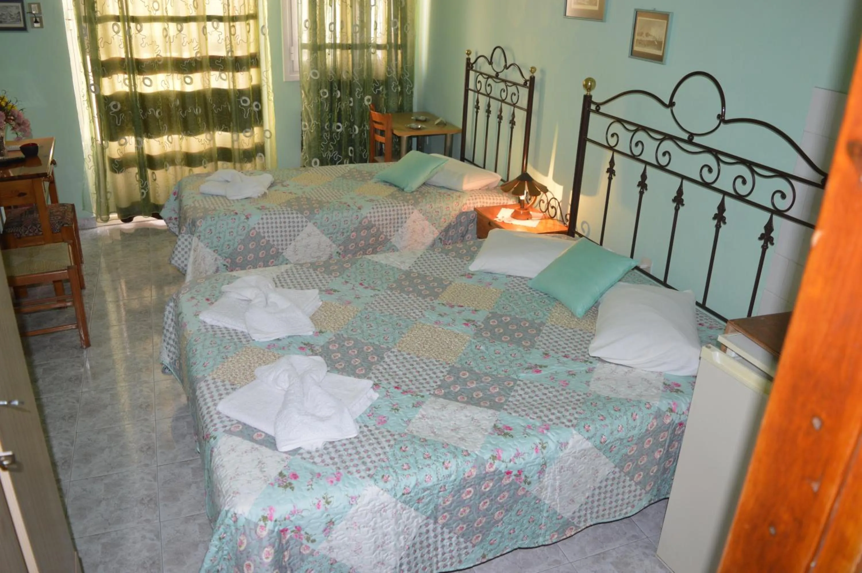 Bed in HERMOUPOLI ROOMS