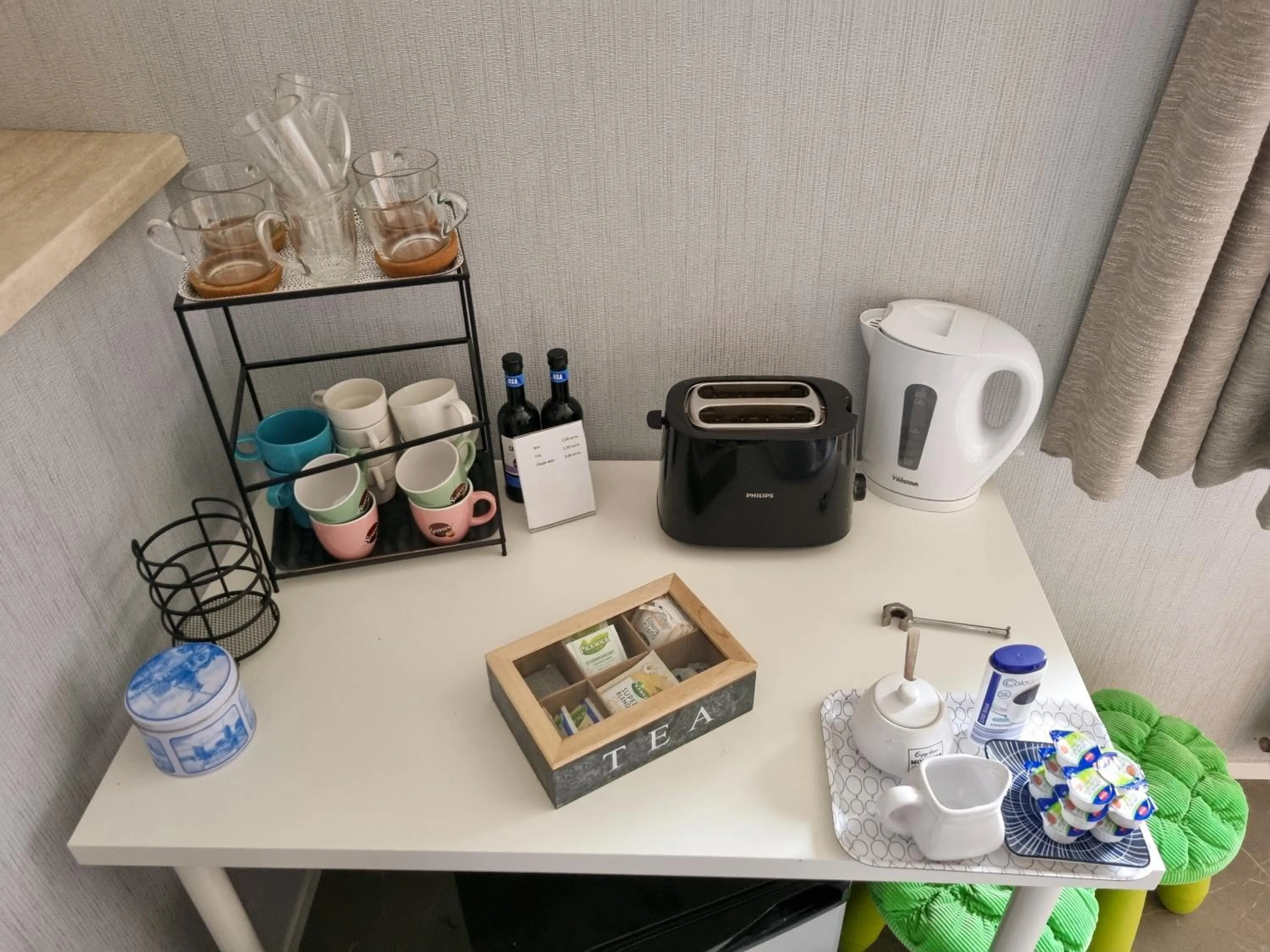 Coffee/tea facilities in B&B overnachting de Margriet