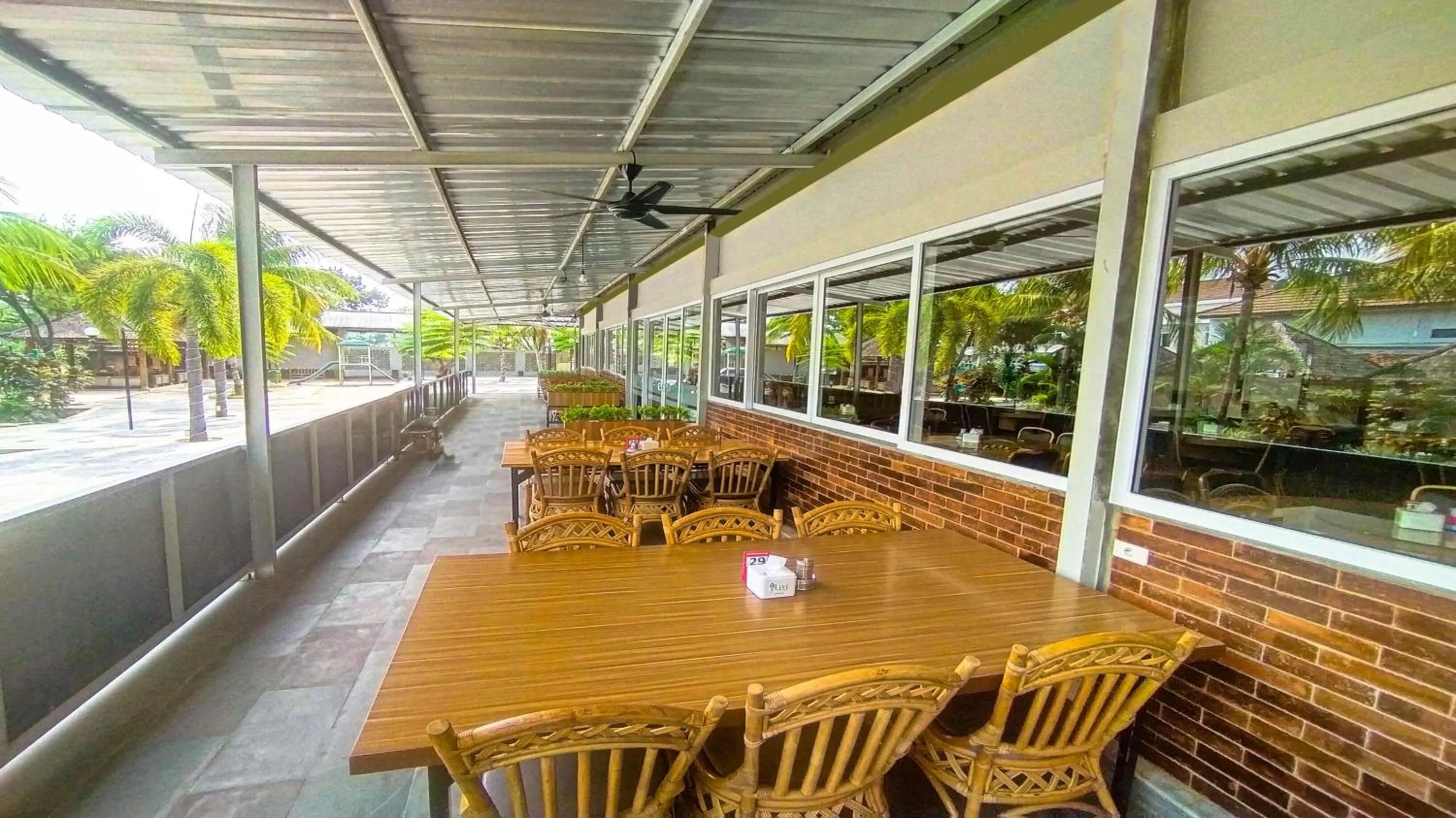 Restaurant/places to eat in Kuraya Hotel Residence