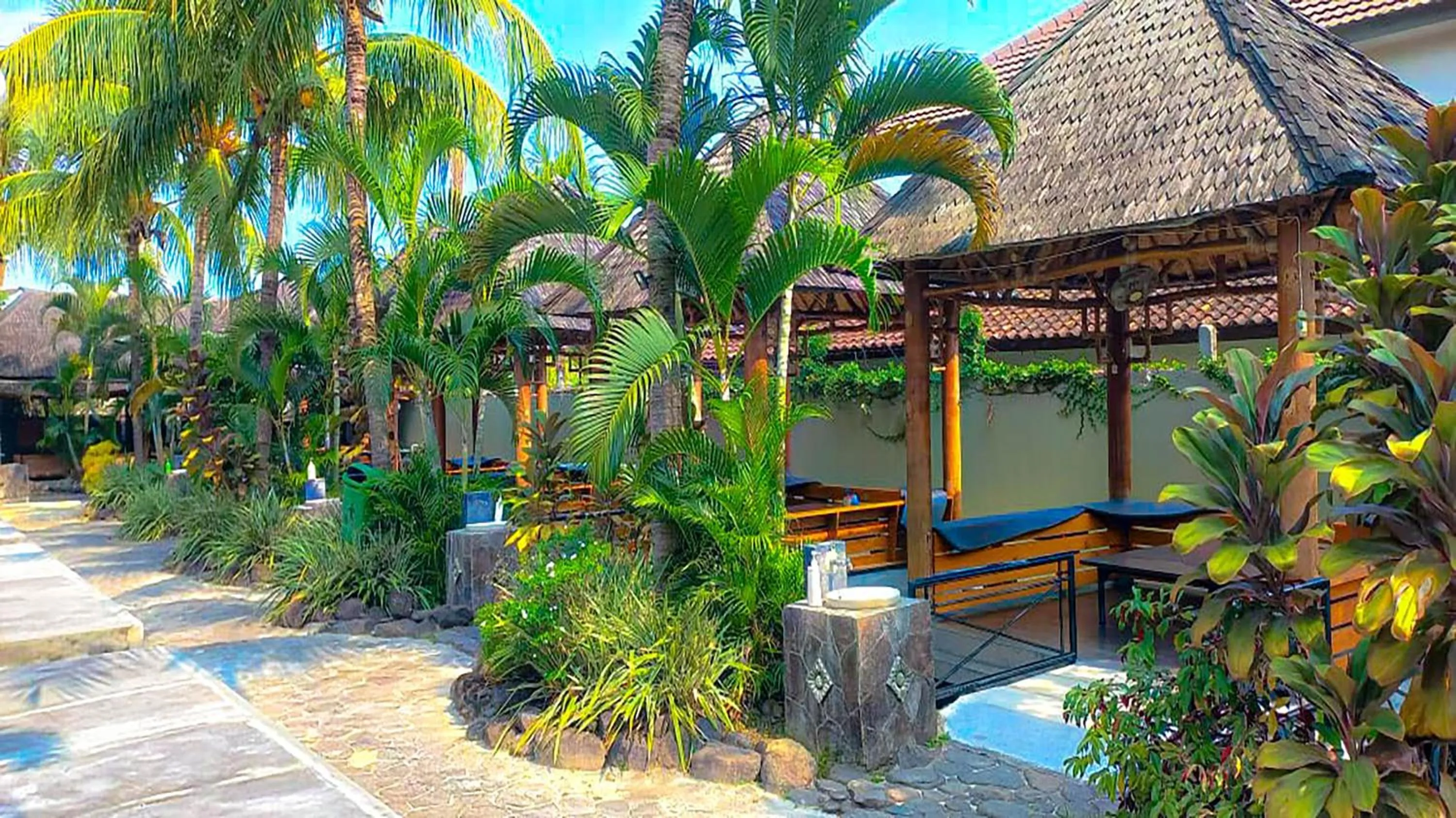 Restaurant/places to eat in Kuraya Hotel Residence