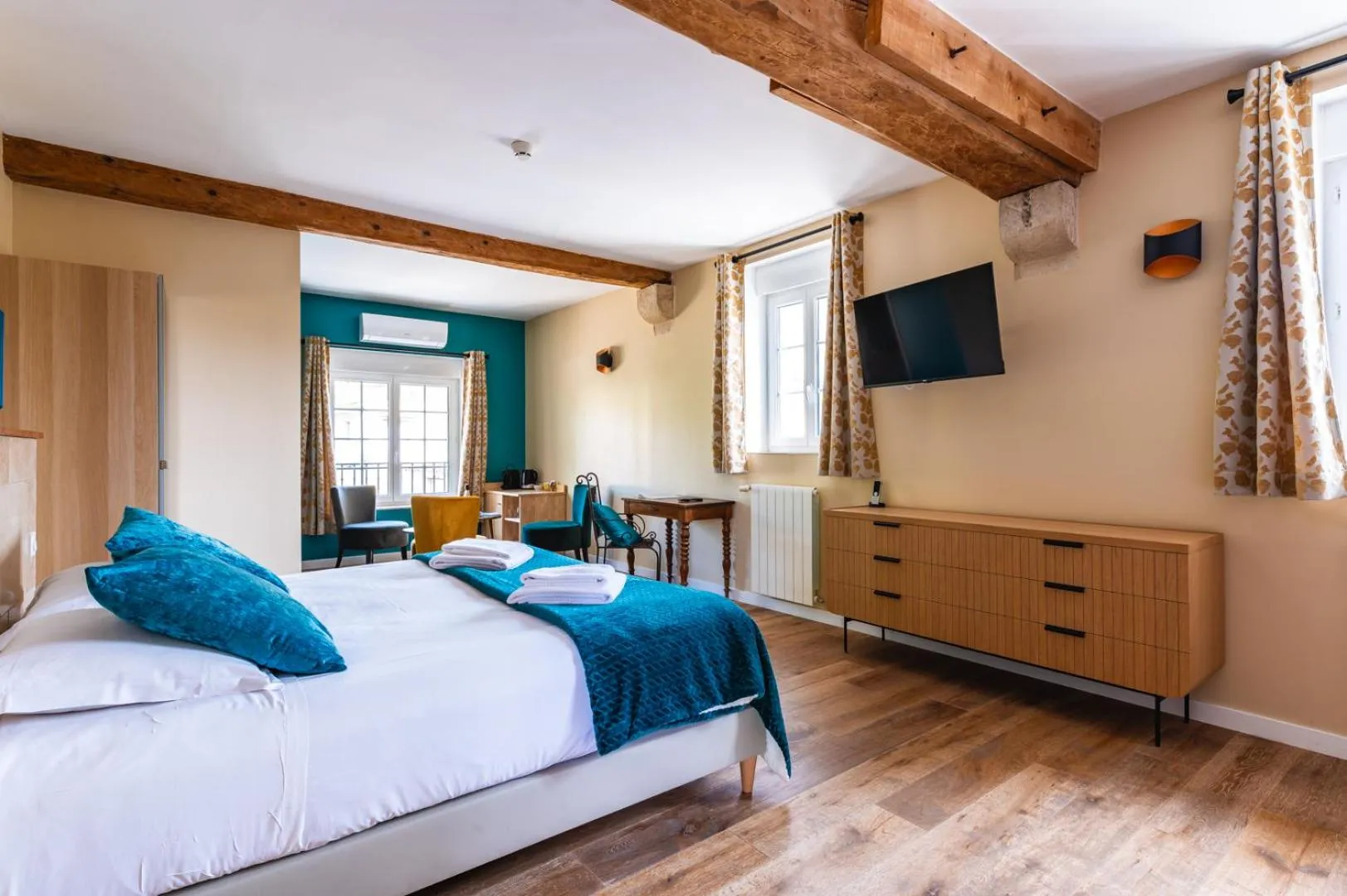 Bed in Hôtel & SPA Ventoux Provence "Domaine des Tilleuls"