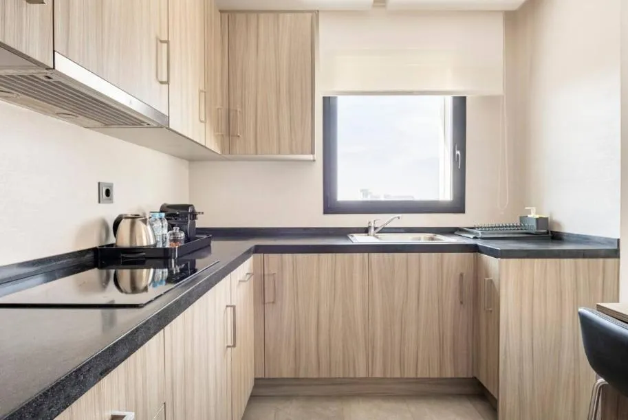 Kitchen or kitchenette in Makass Appart Hotel