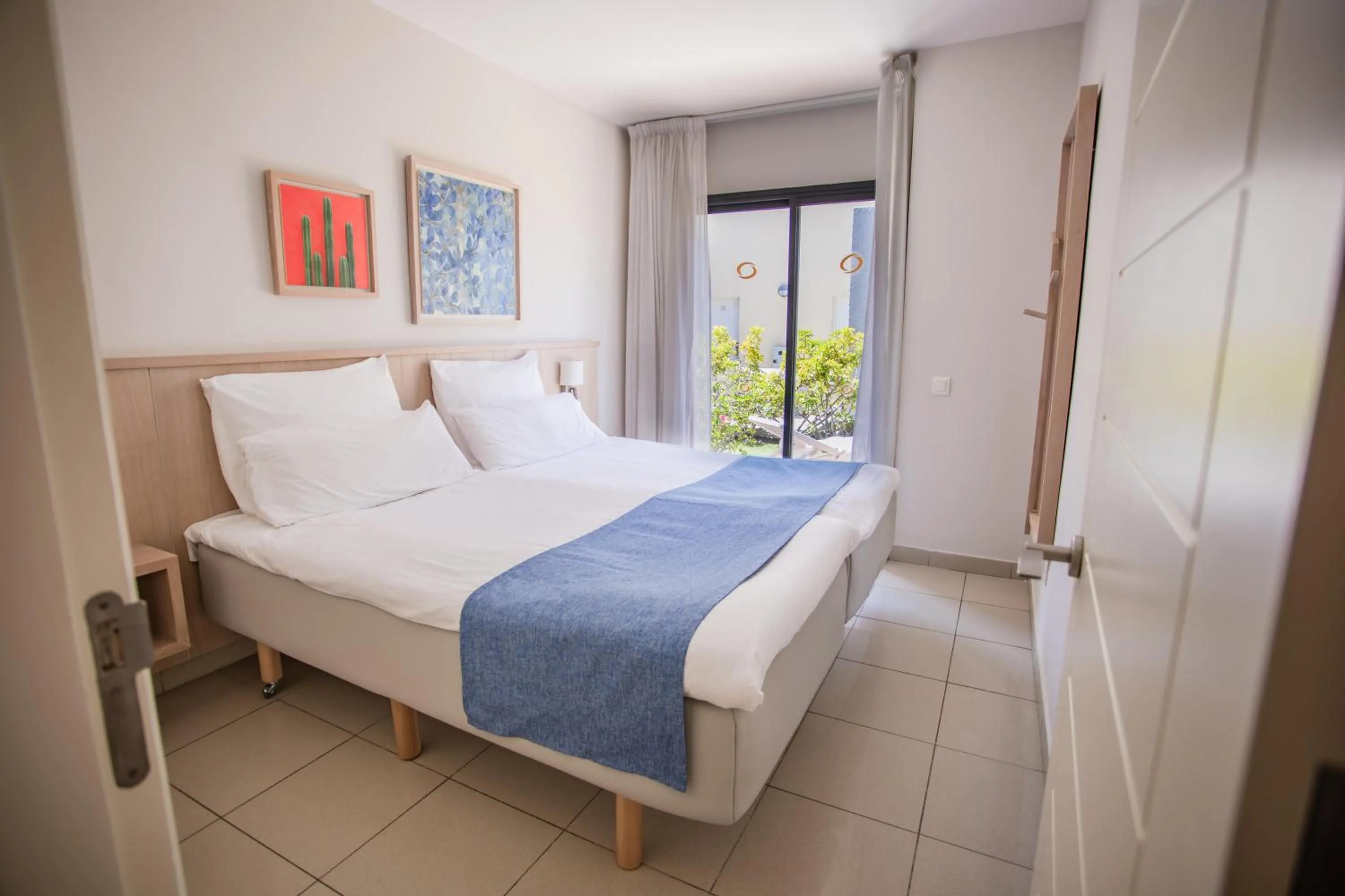 Photo of the whole room, Bed in Caybeach Meloneras