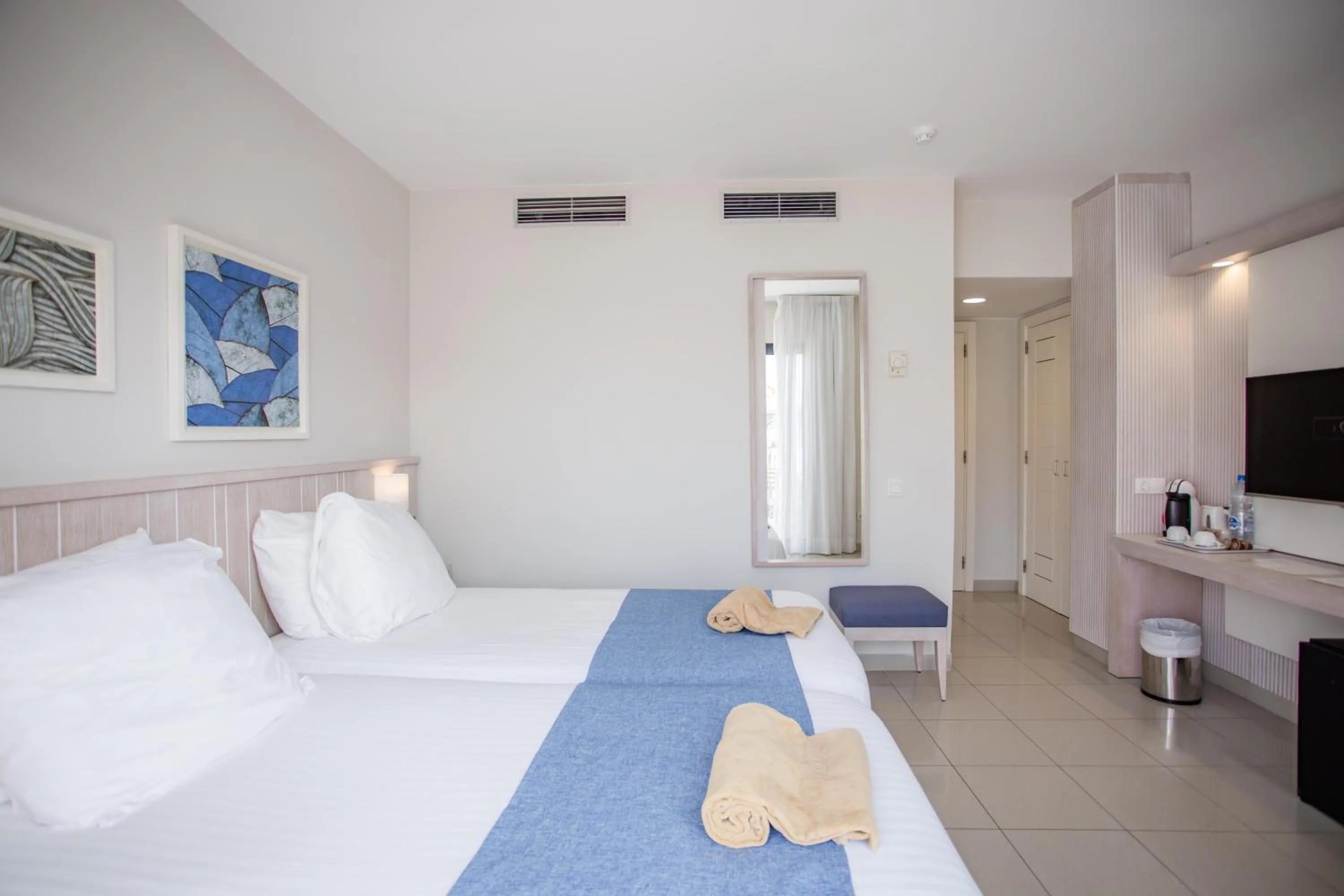 Photo of the whole room, Bed in Caybeach Meloneras