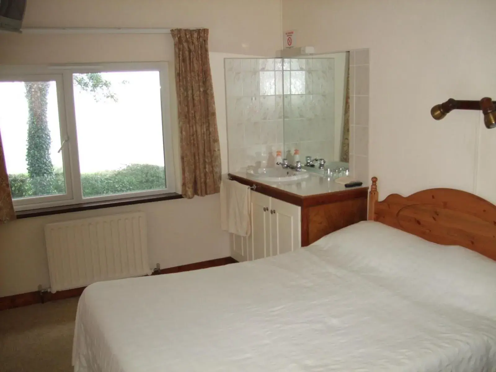 Double or Twin Room with Bathroom in Dromcloc House Double or Twin Room with Bathroom in Dromcloc House