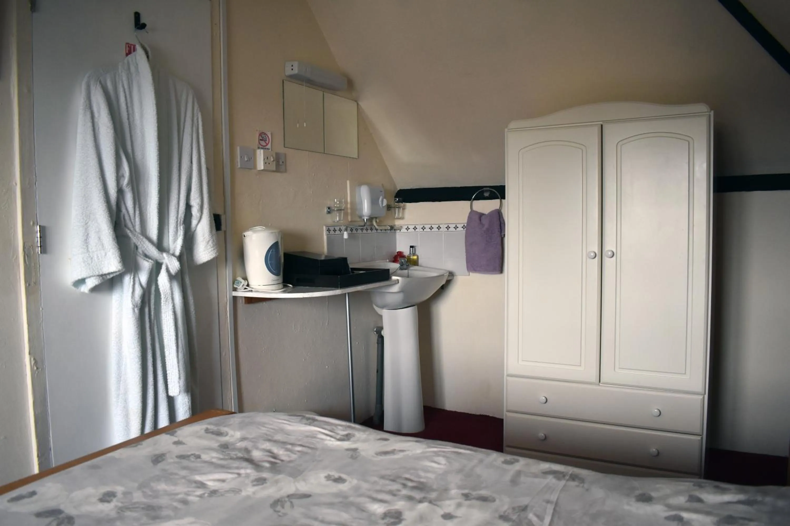 Bedroom, Bed in Rob Roy Guest House