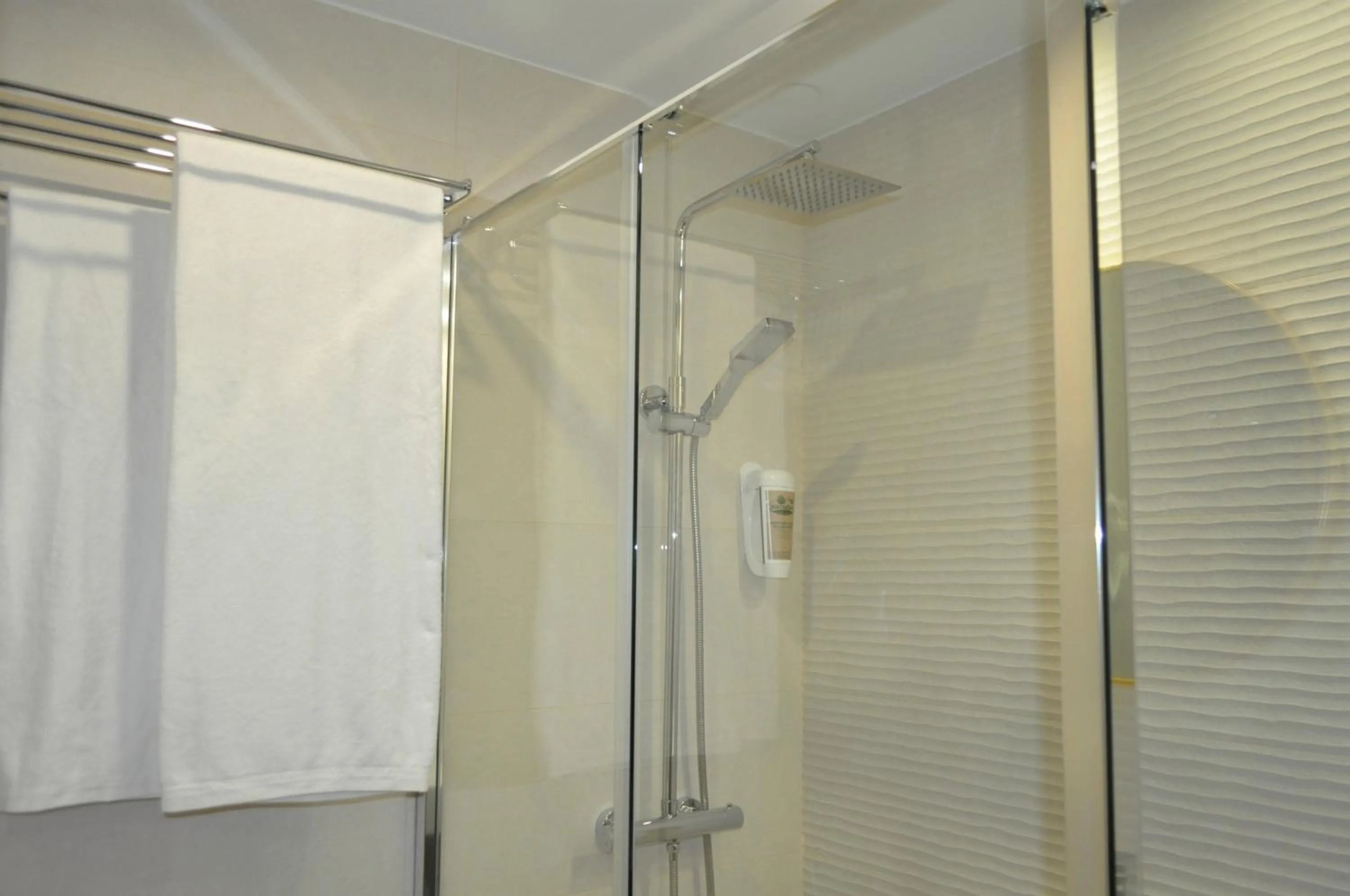 Shower in Hostal Restaurante Villa de Brihuega