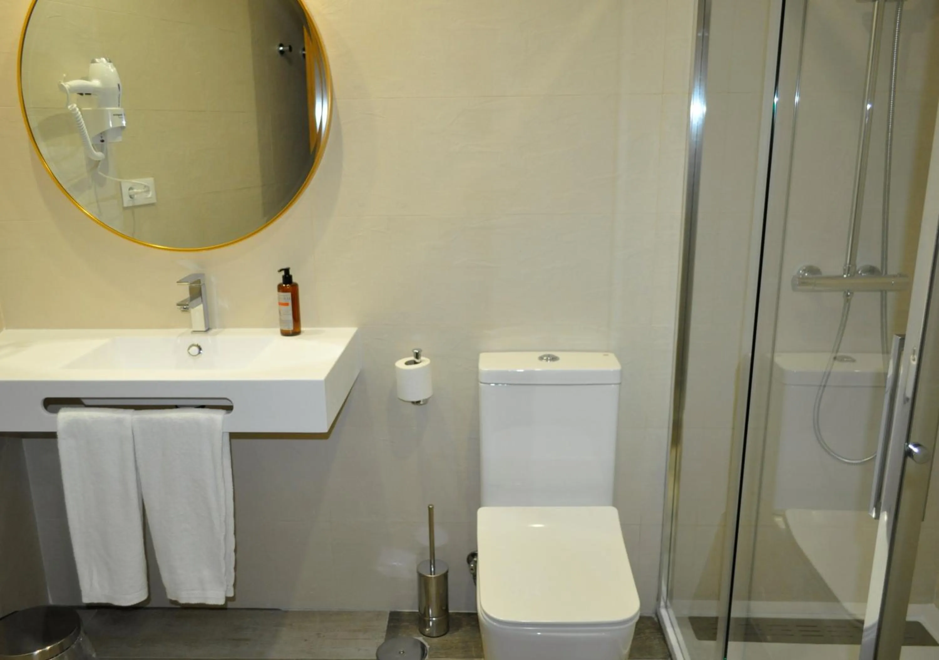 Shower in Hostal Restaurante Villa de Brihuega