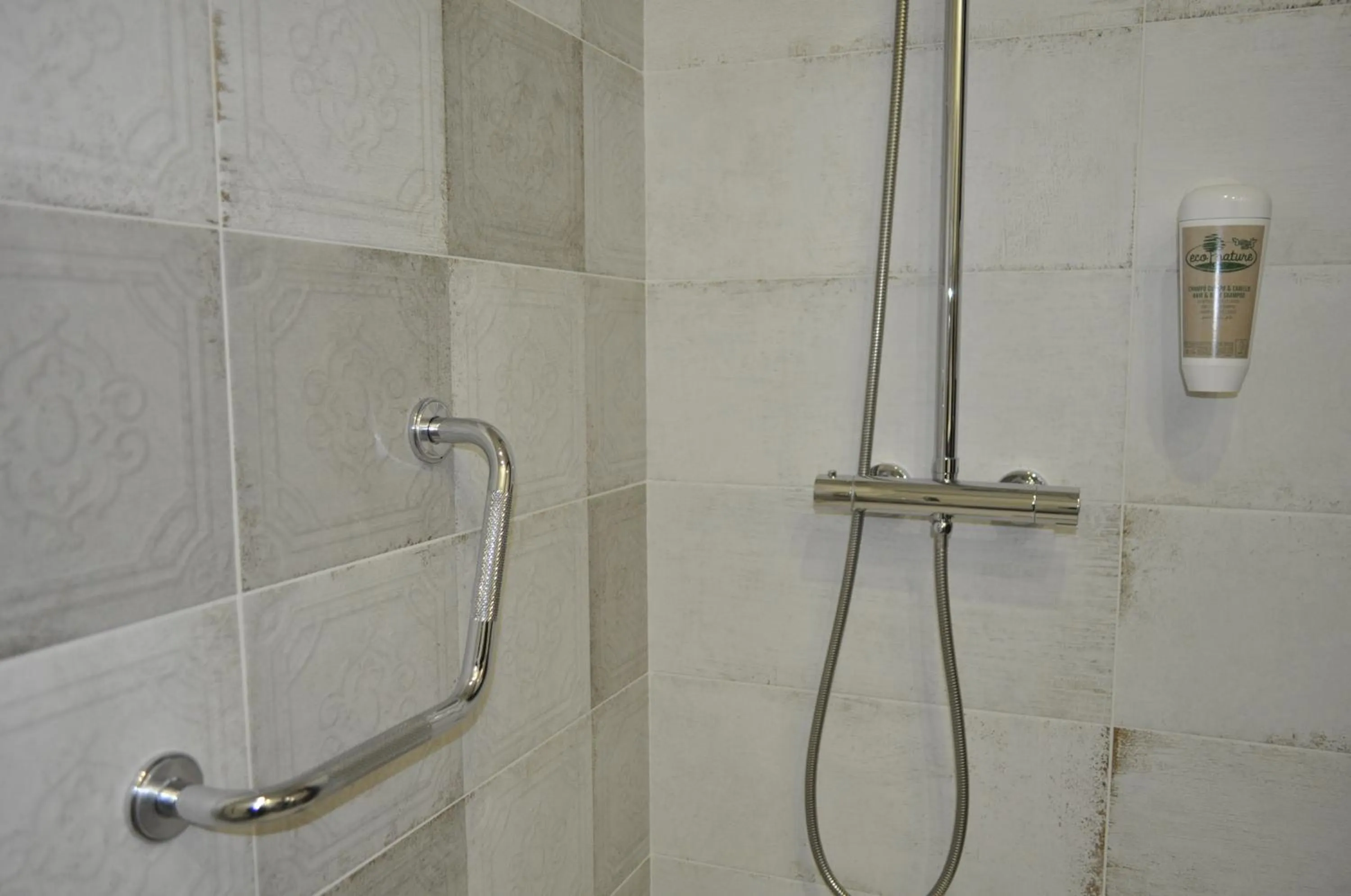 Shower in Hostal Restaurante Villa de Brihuega