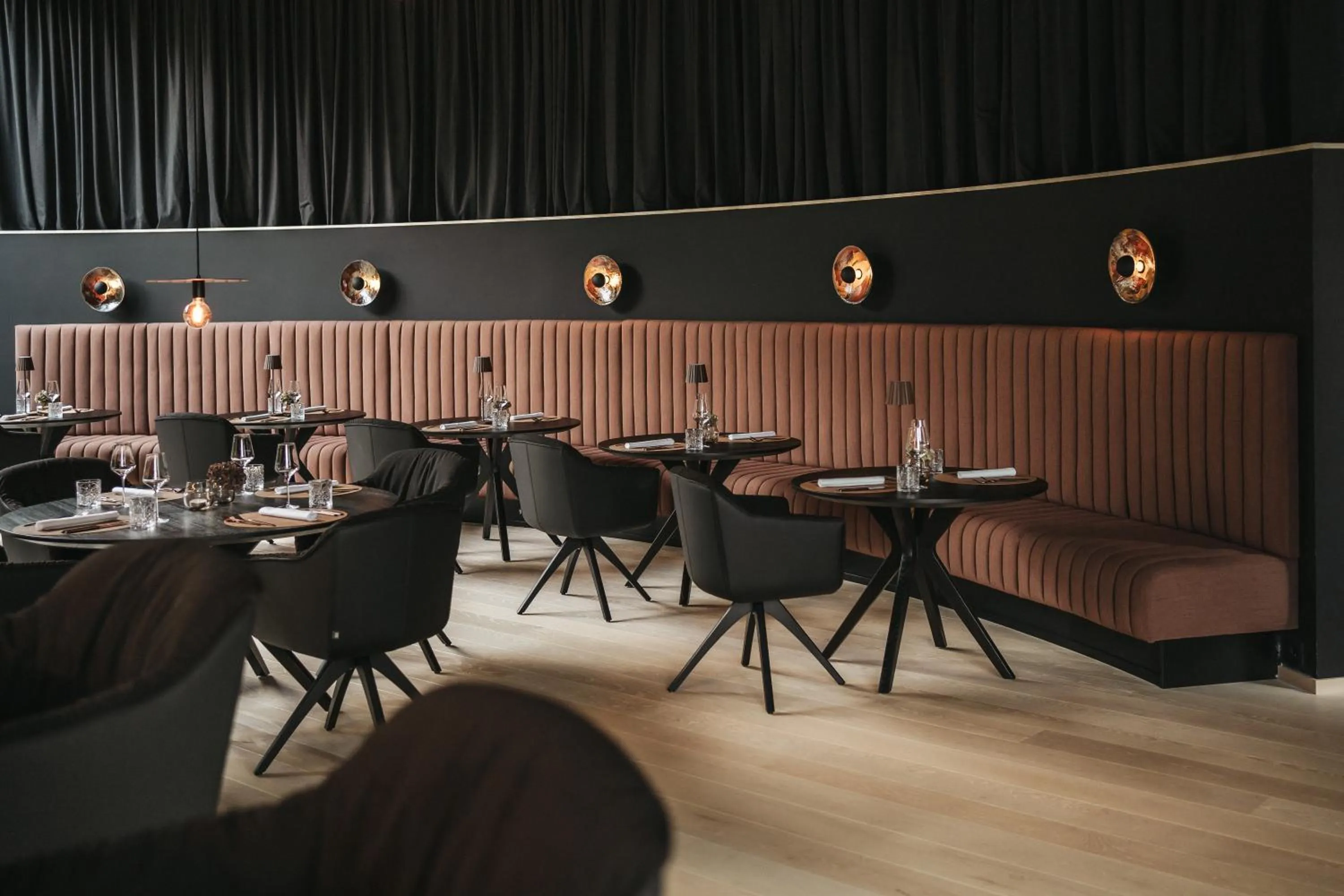 Restaurant/places to eat in Amrai Suites