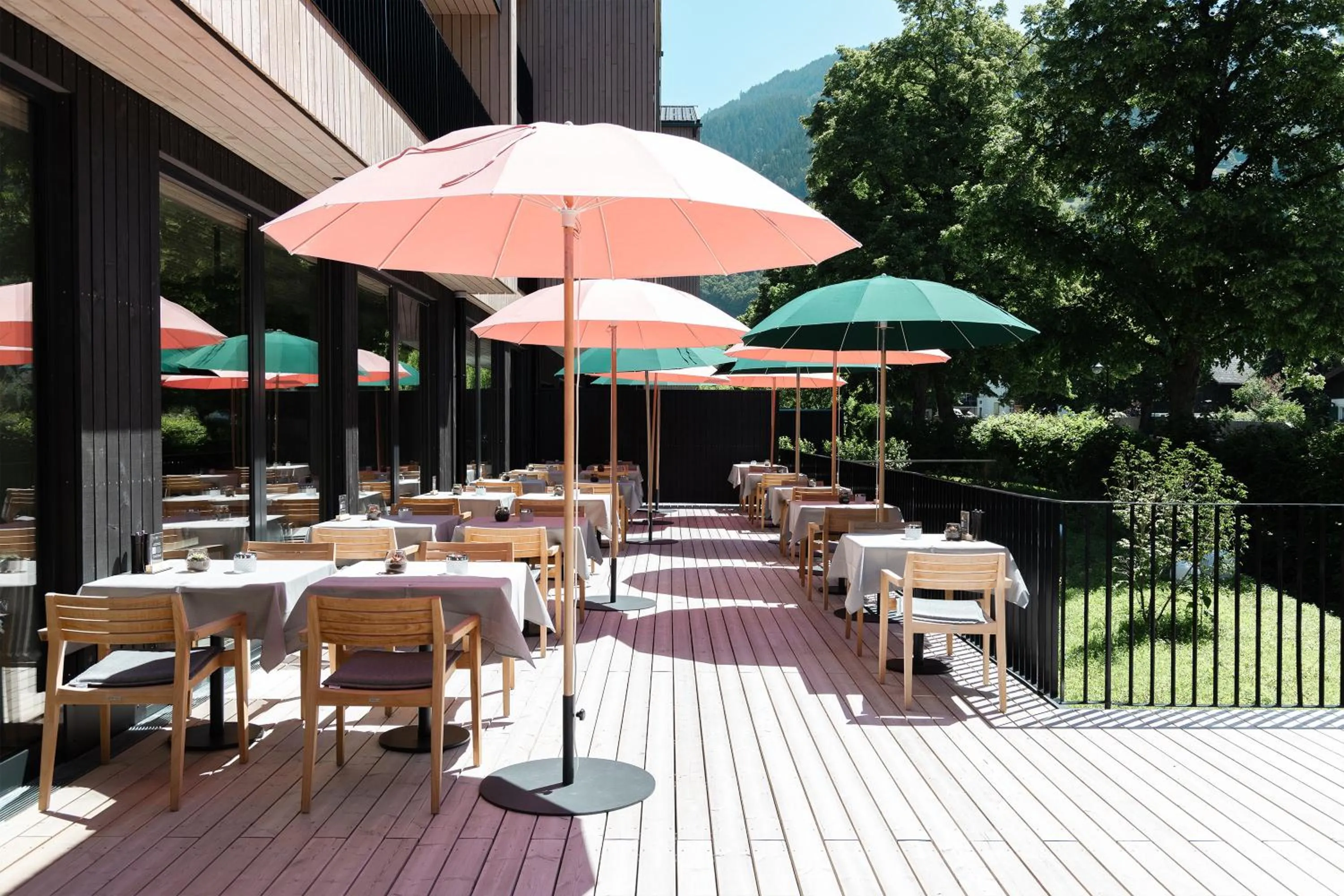 Restaurant/places to eat in Amrai Suites