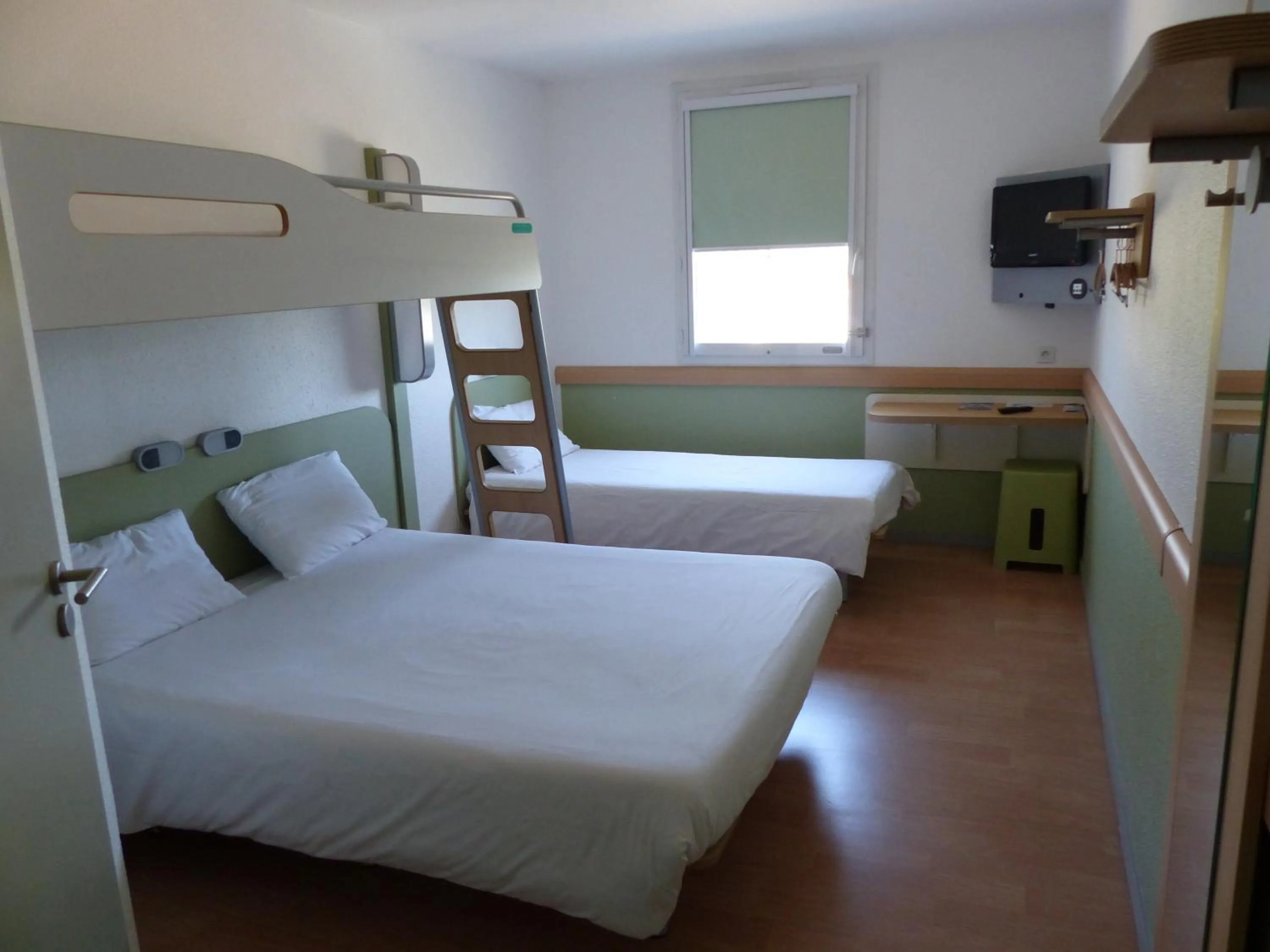 Photo of the whole room, Bed in Ibis Budget Marseille Valentine