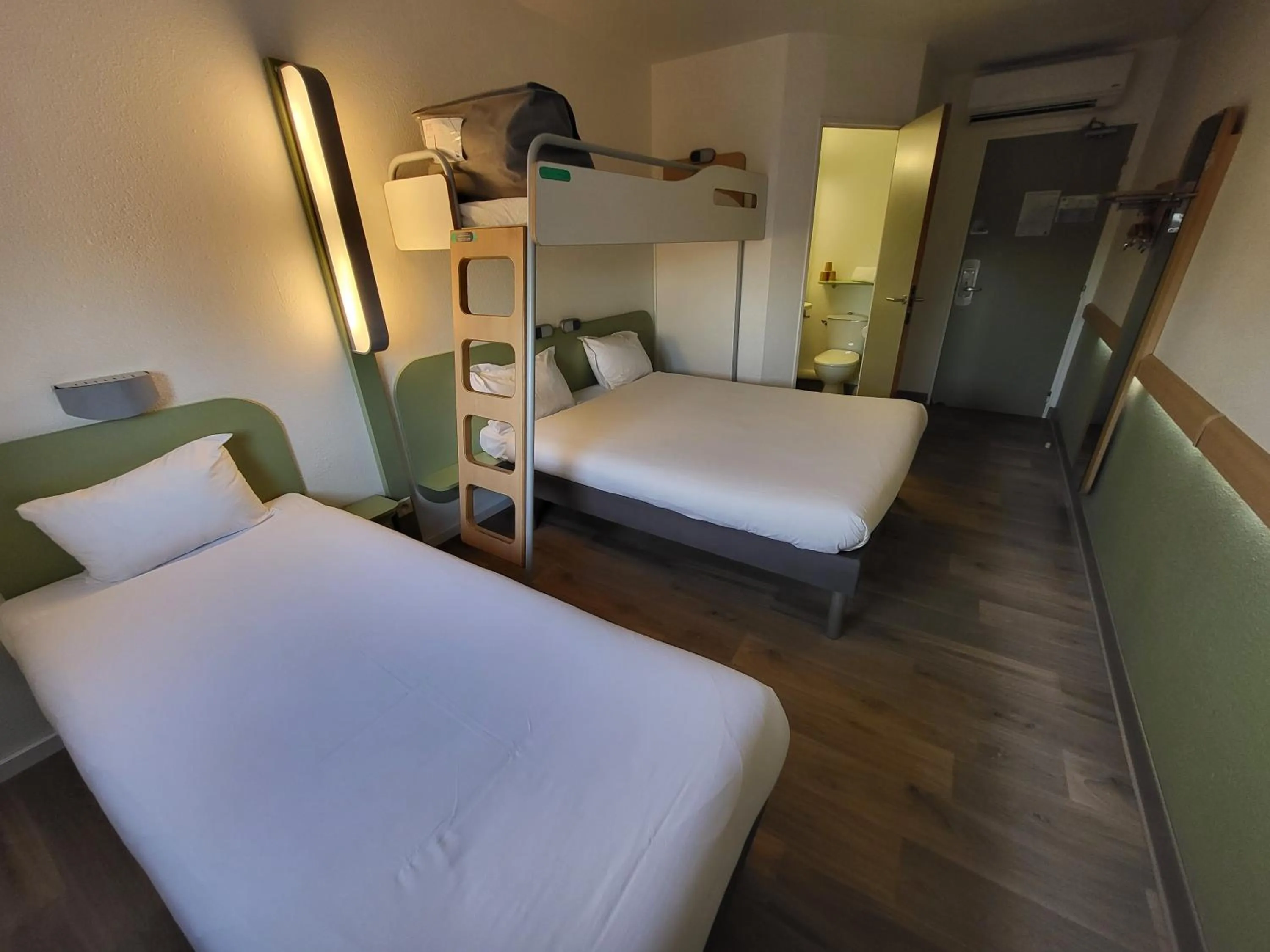 Property building, Bed in Ibis Budget Marseille Valentine
