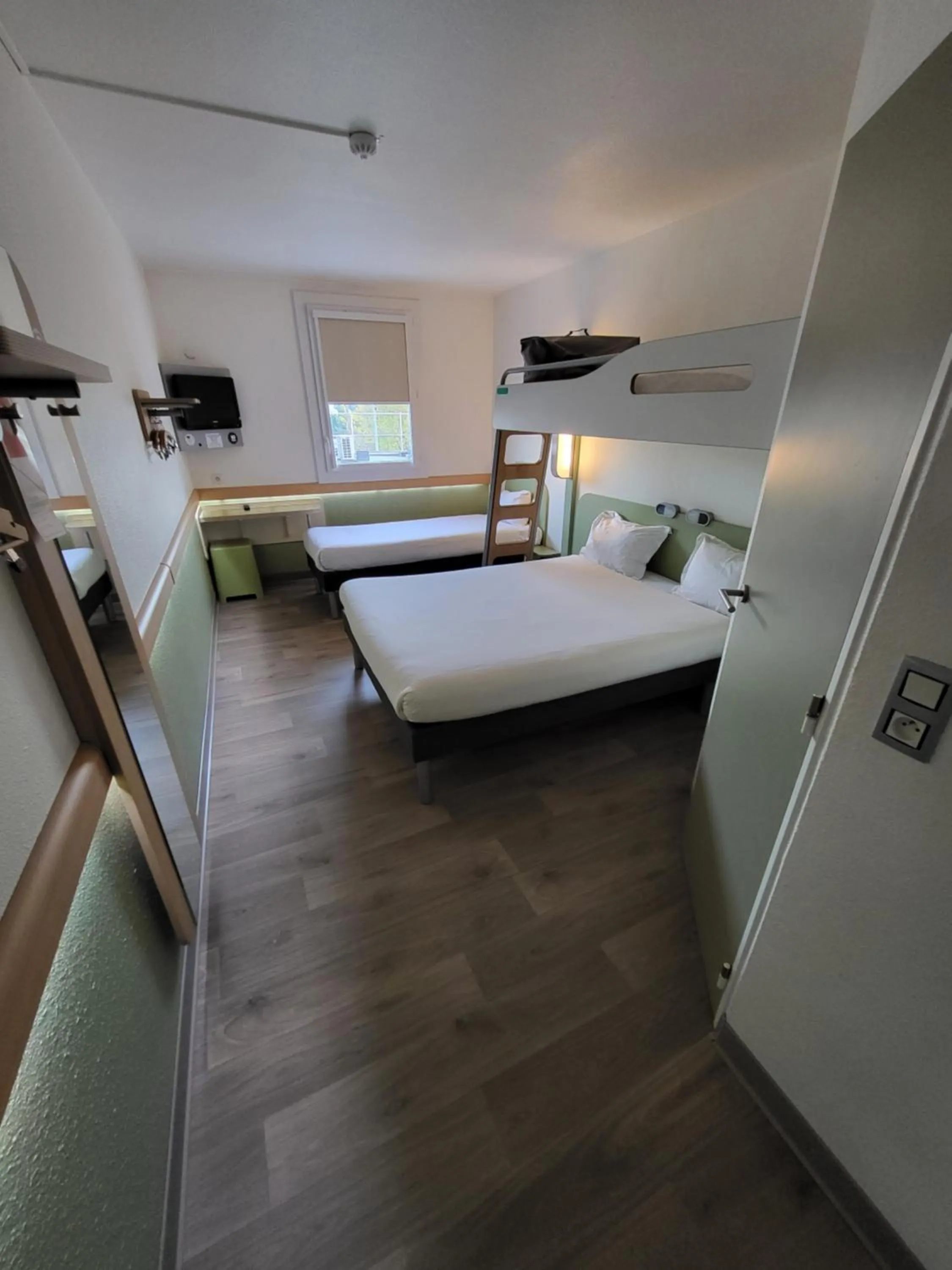 Property building, Bed in Ibis Budget Marseille Valentine