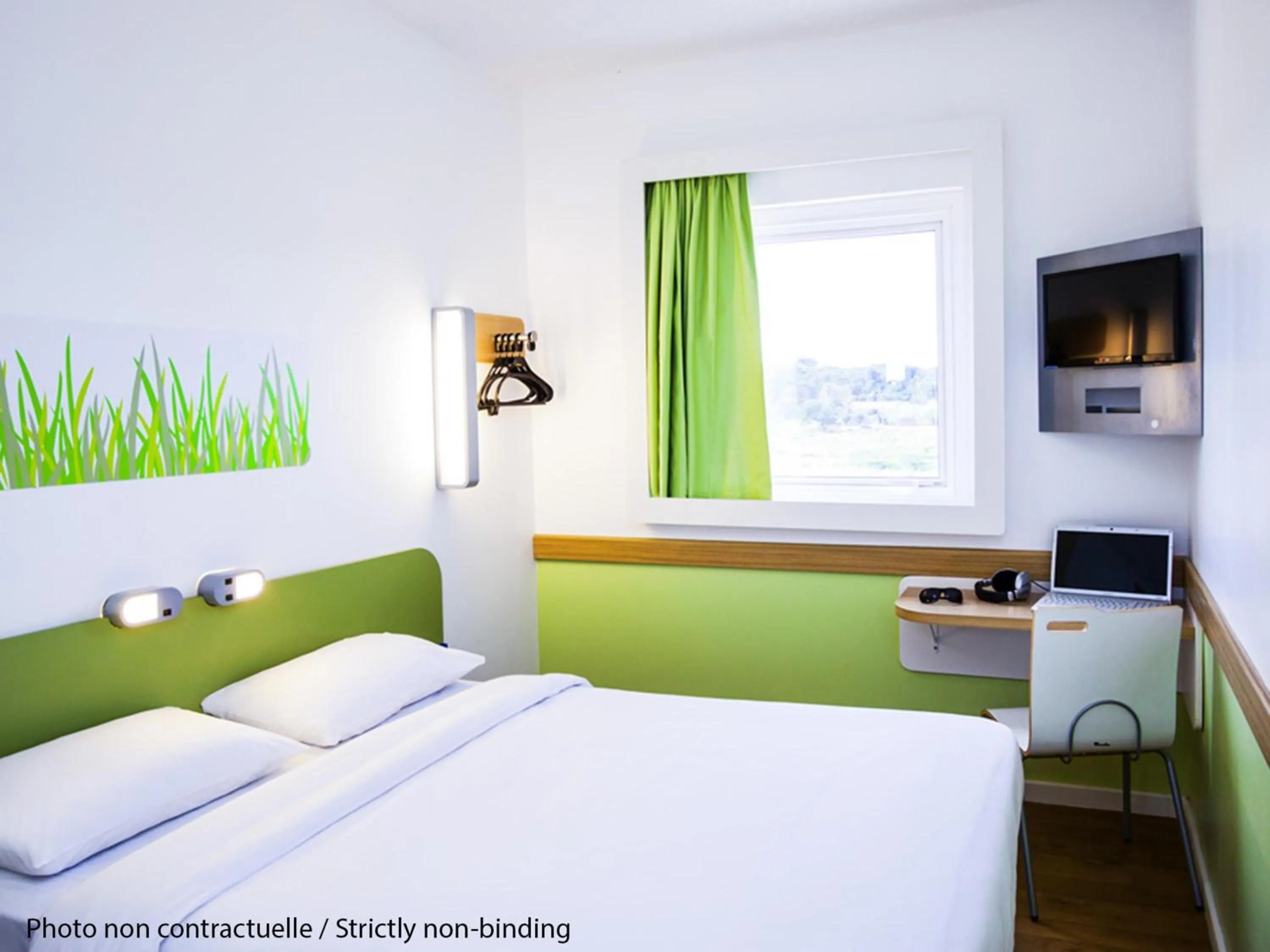 Bedroom, Bed in Ibis Budget Marseille Valentine