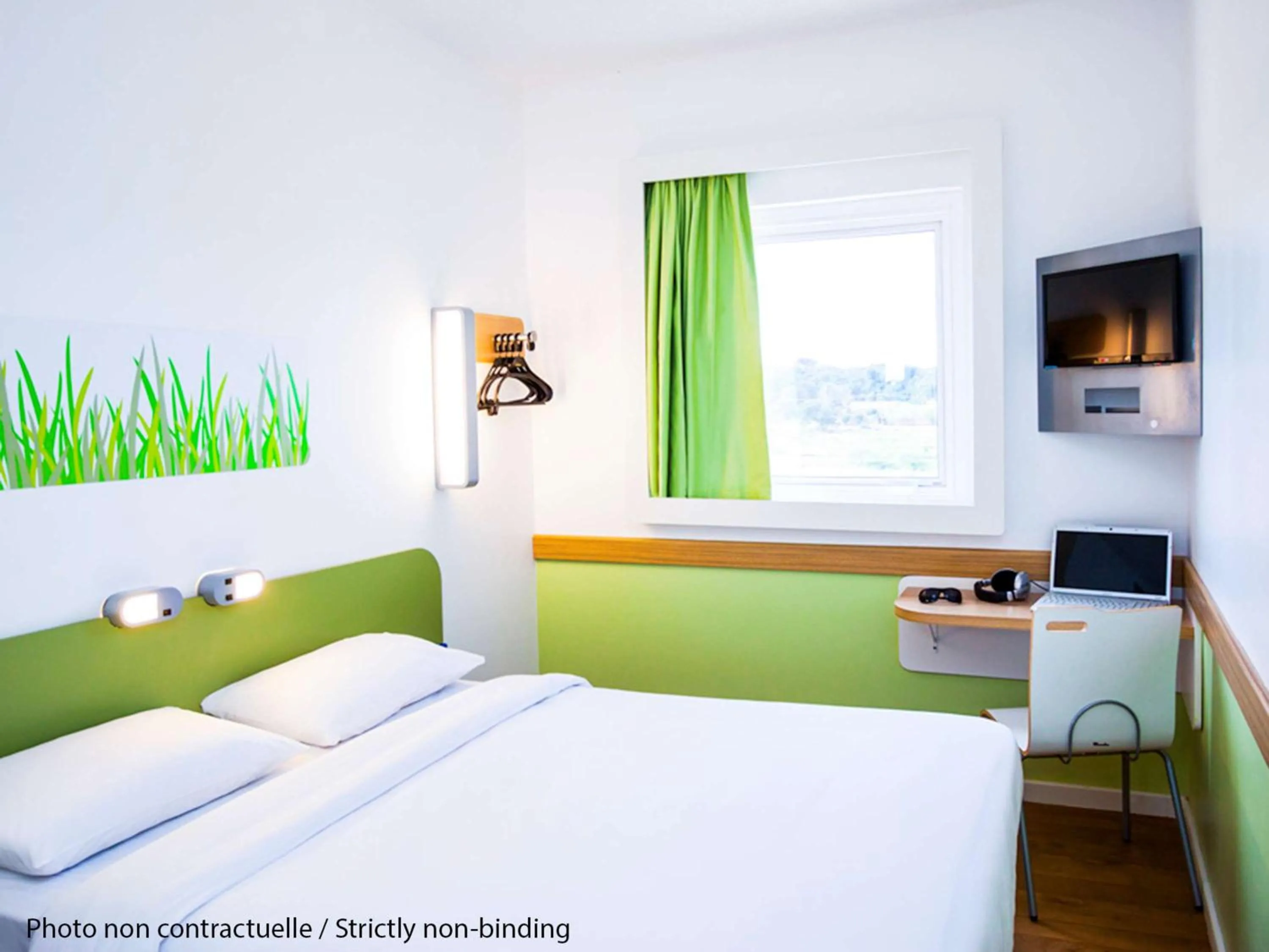 Photo of the whole room, Bed in Ibis Budget Marseille Valentine