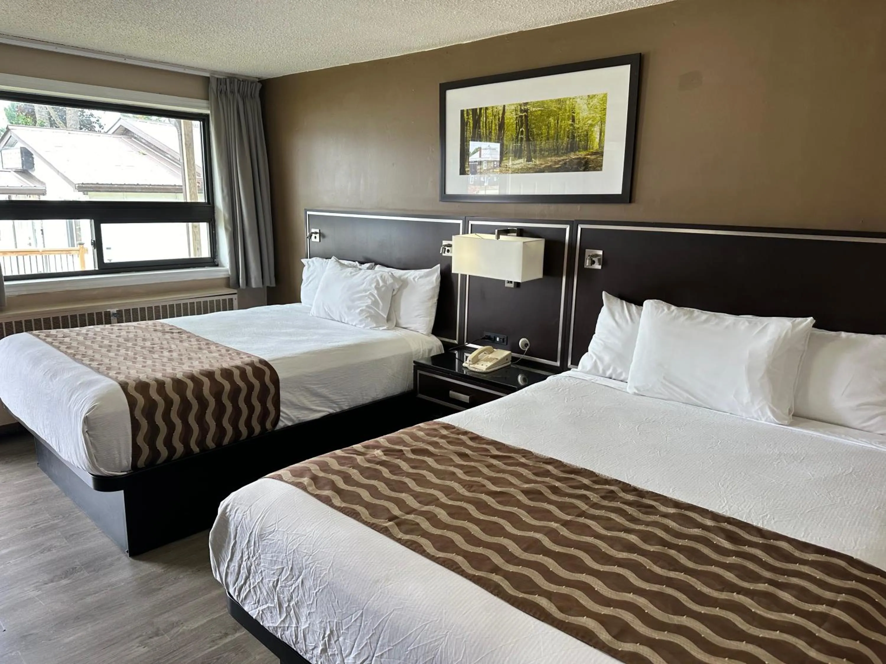 Bed in Champlain Motor Inn