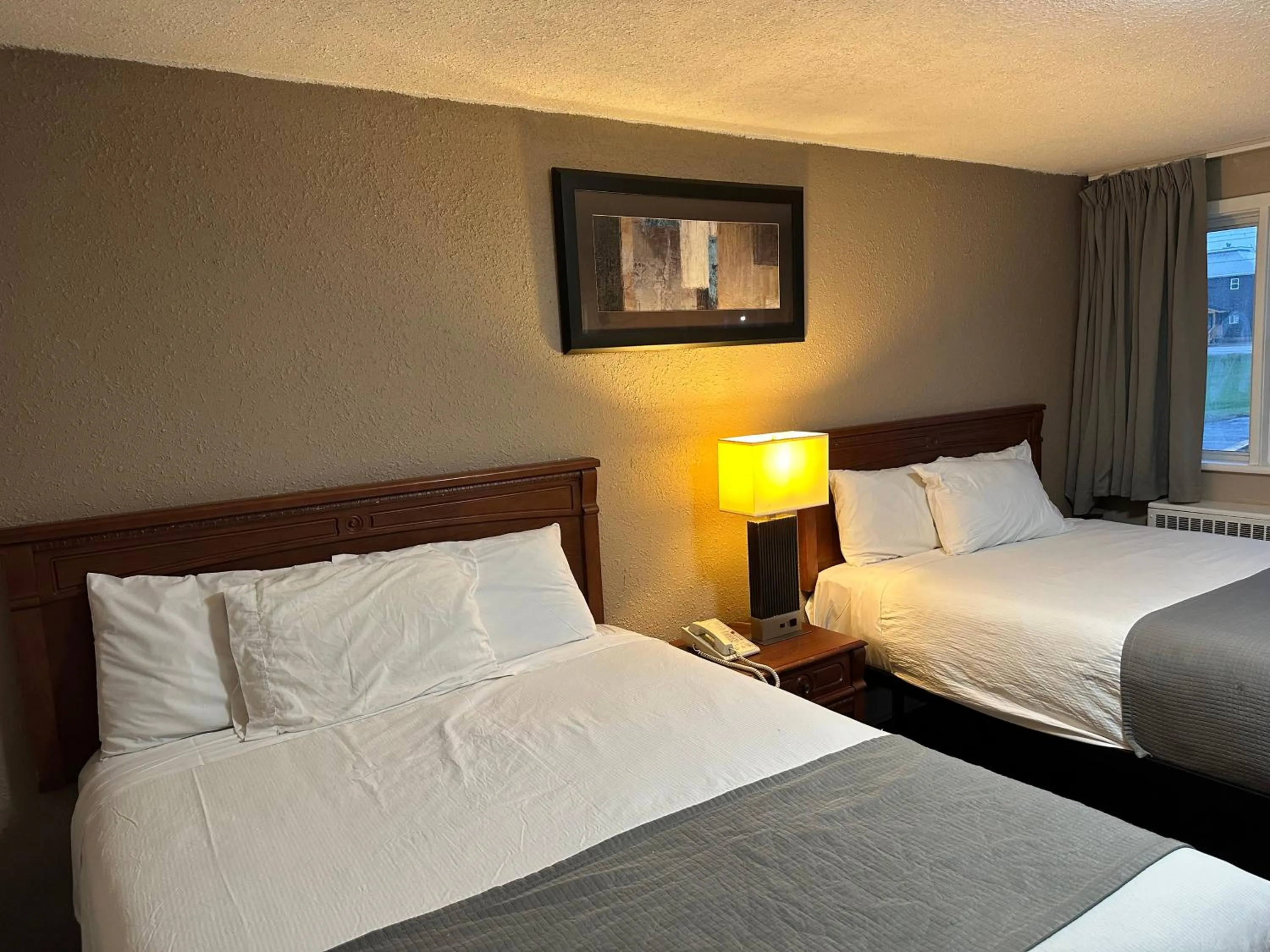 Bed in Champlain Motor Inn