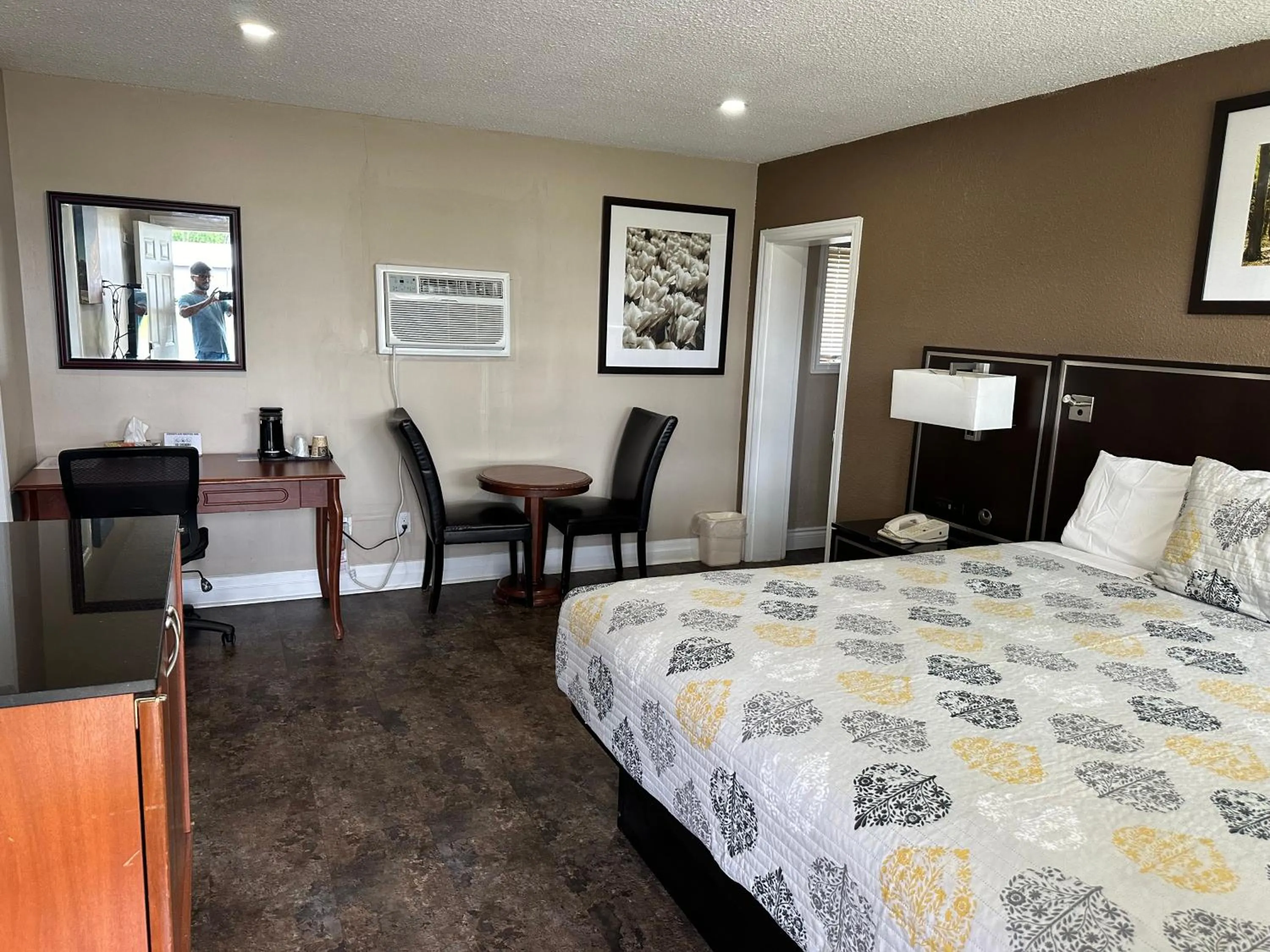 Bed in Champlain Motor Inn