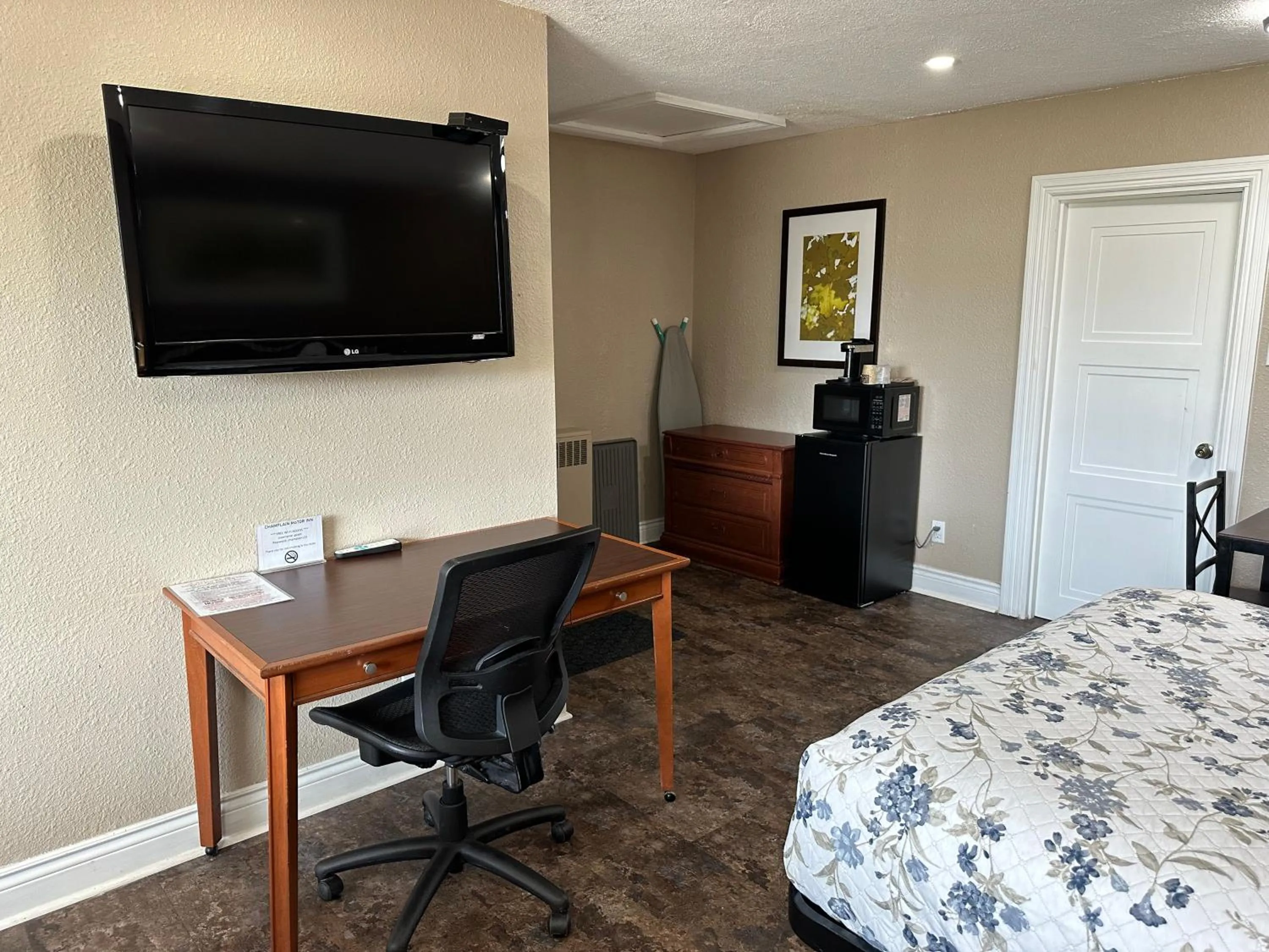 Bed in Champlain Motor Inn