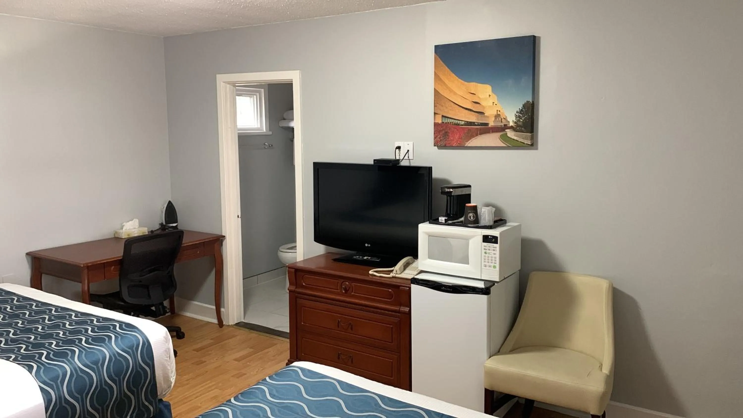 Bed in Champlain Motor Inn