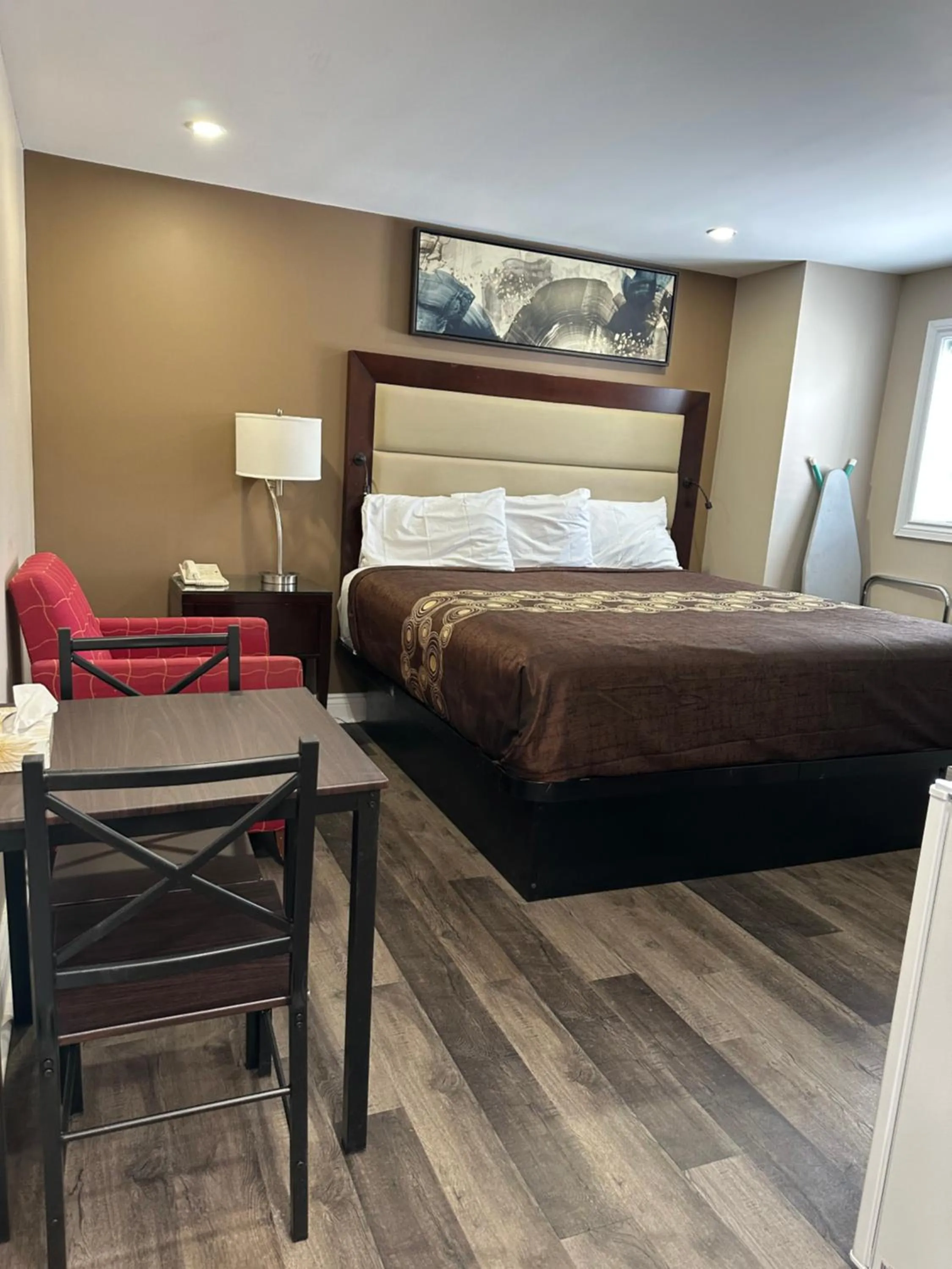 Bed in Champlain Motor Inn