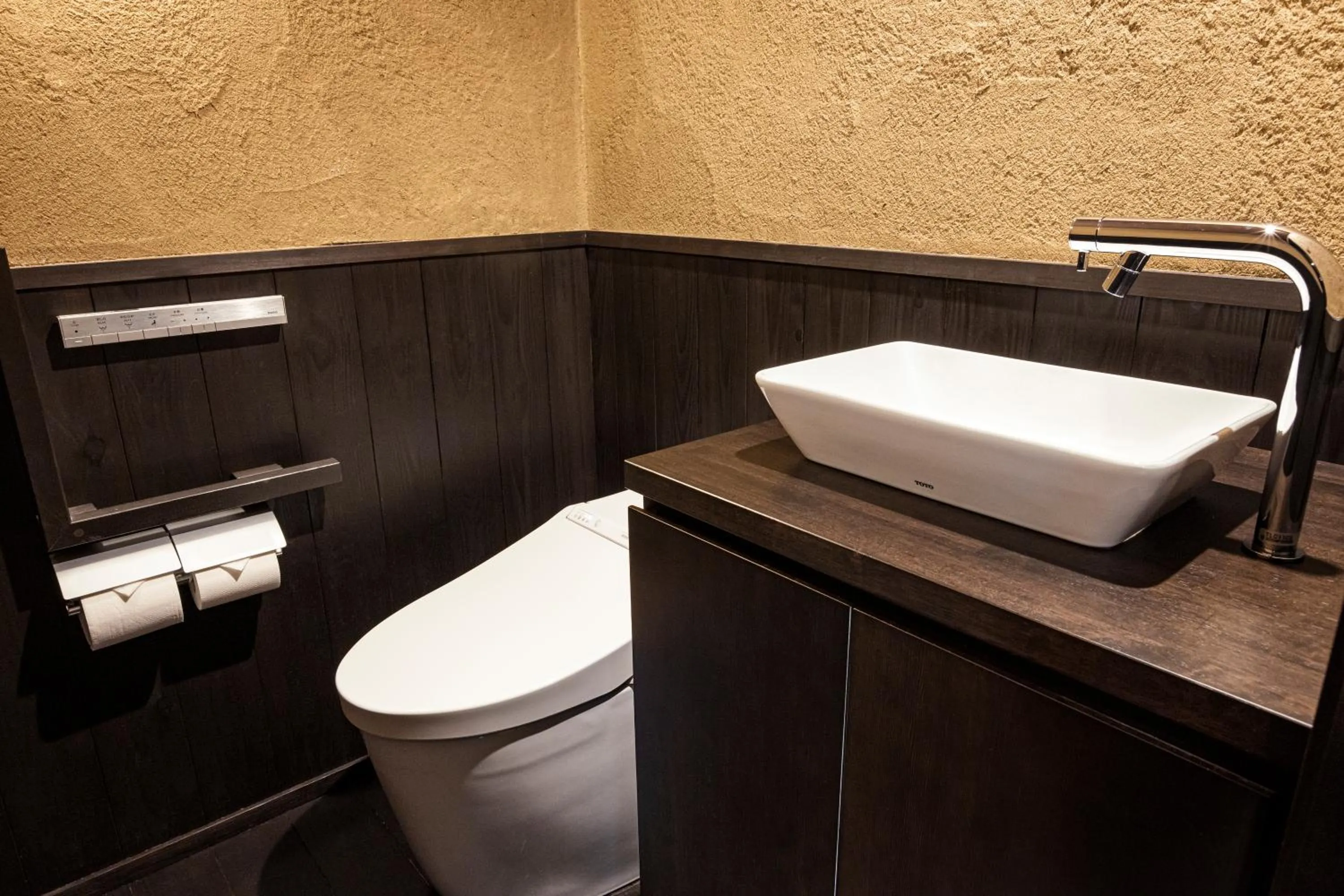 Toilet in Rinn Premium Hiun