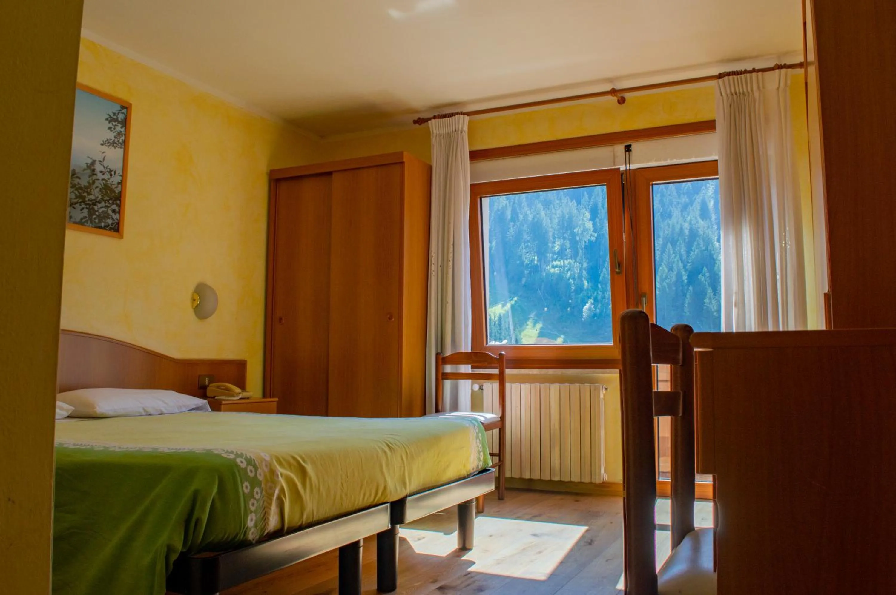 Quadruple Room in Hotel Serena - Tre Cime Views