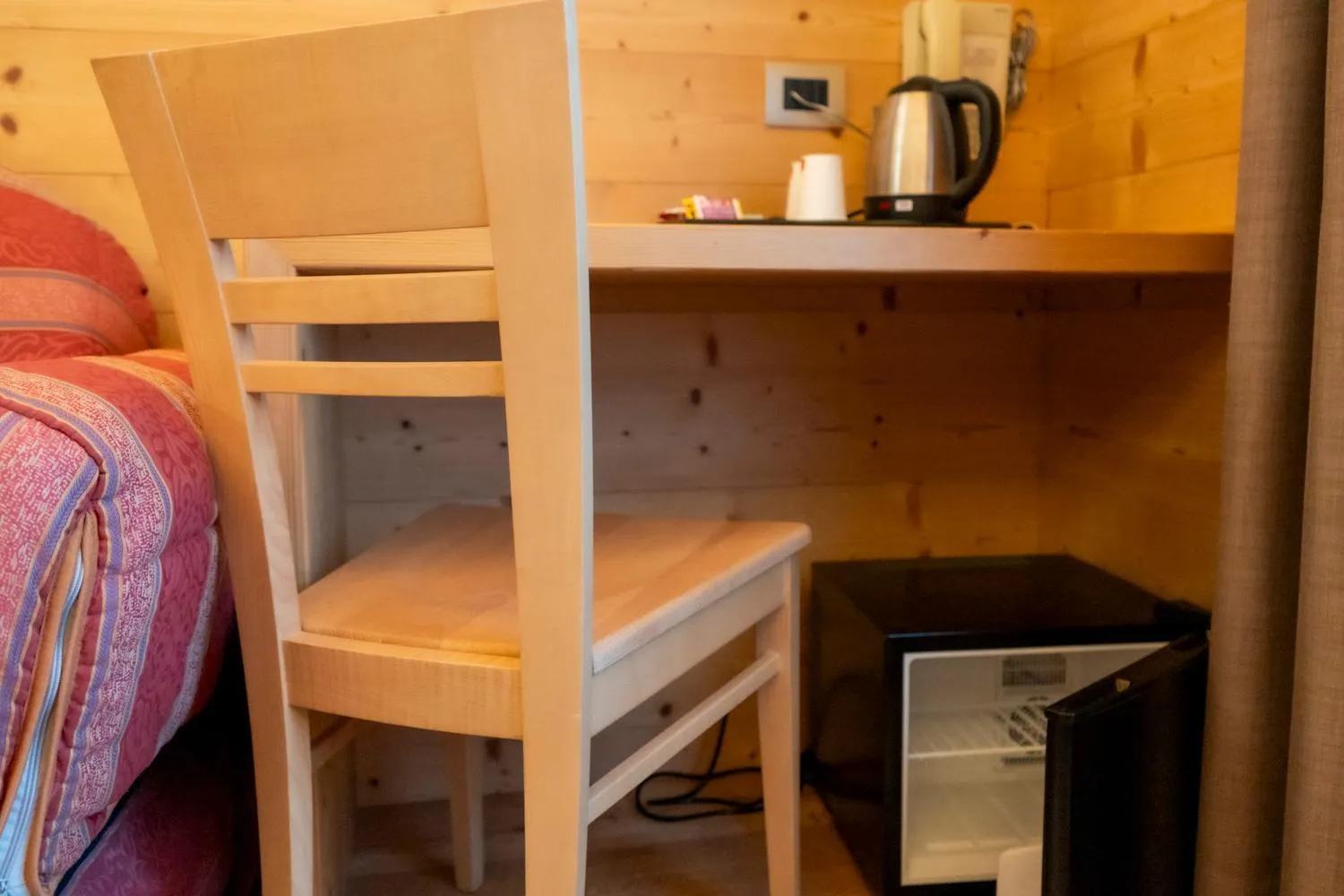 Coffee/tea facilities, Bed in Hotel Serena - Tre Cime Views