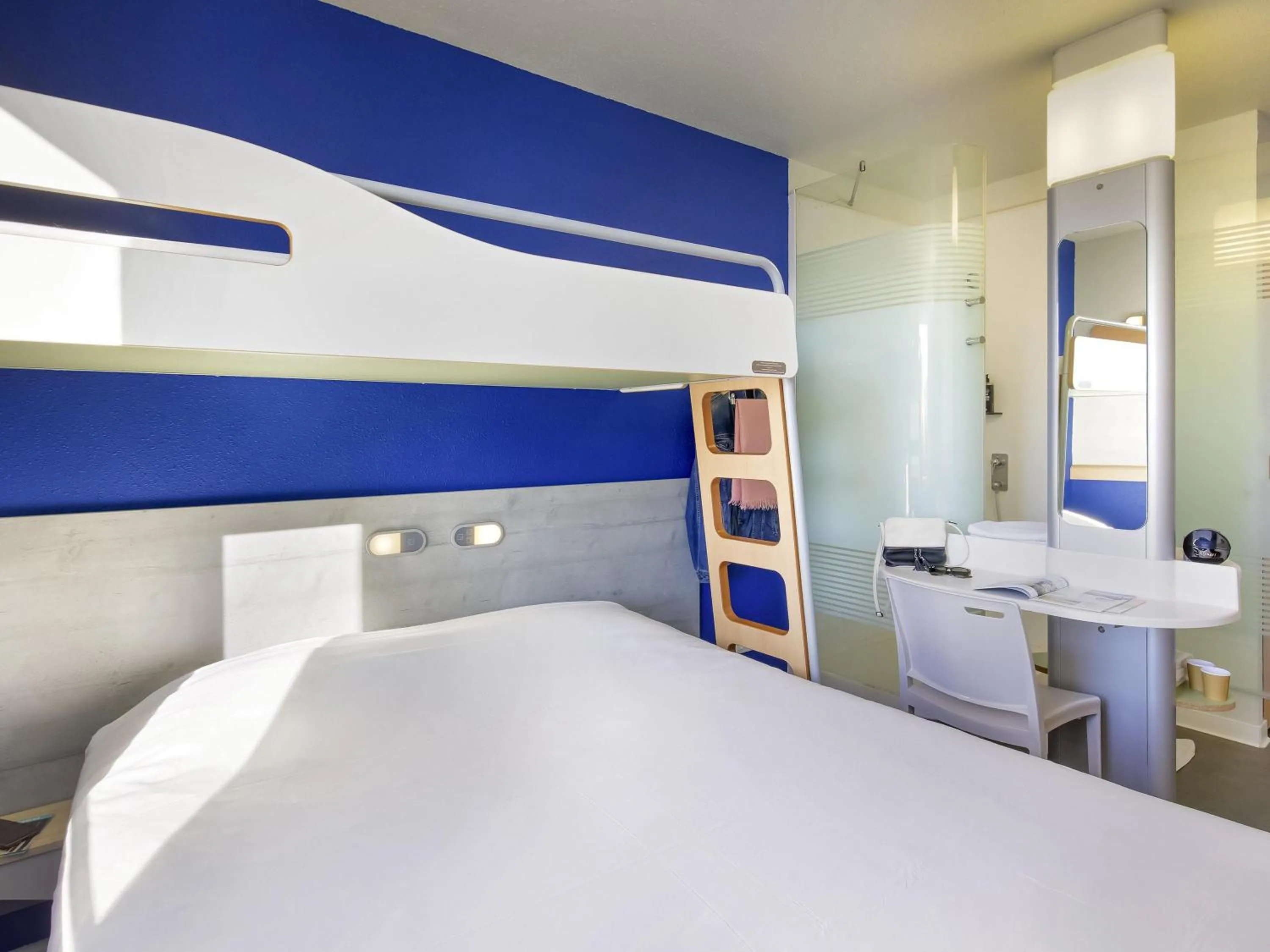 Bedroom, Bed in ibis budget Saint-Maximin