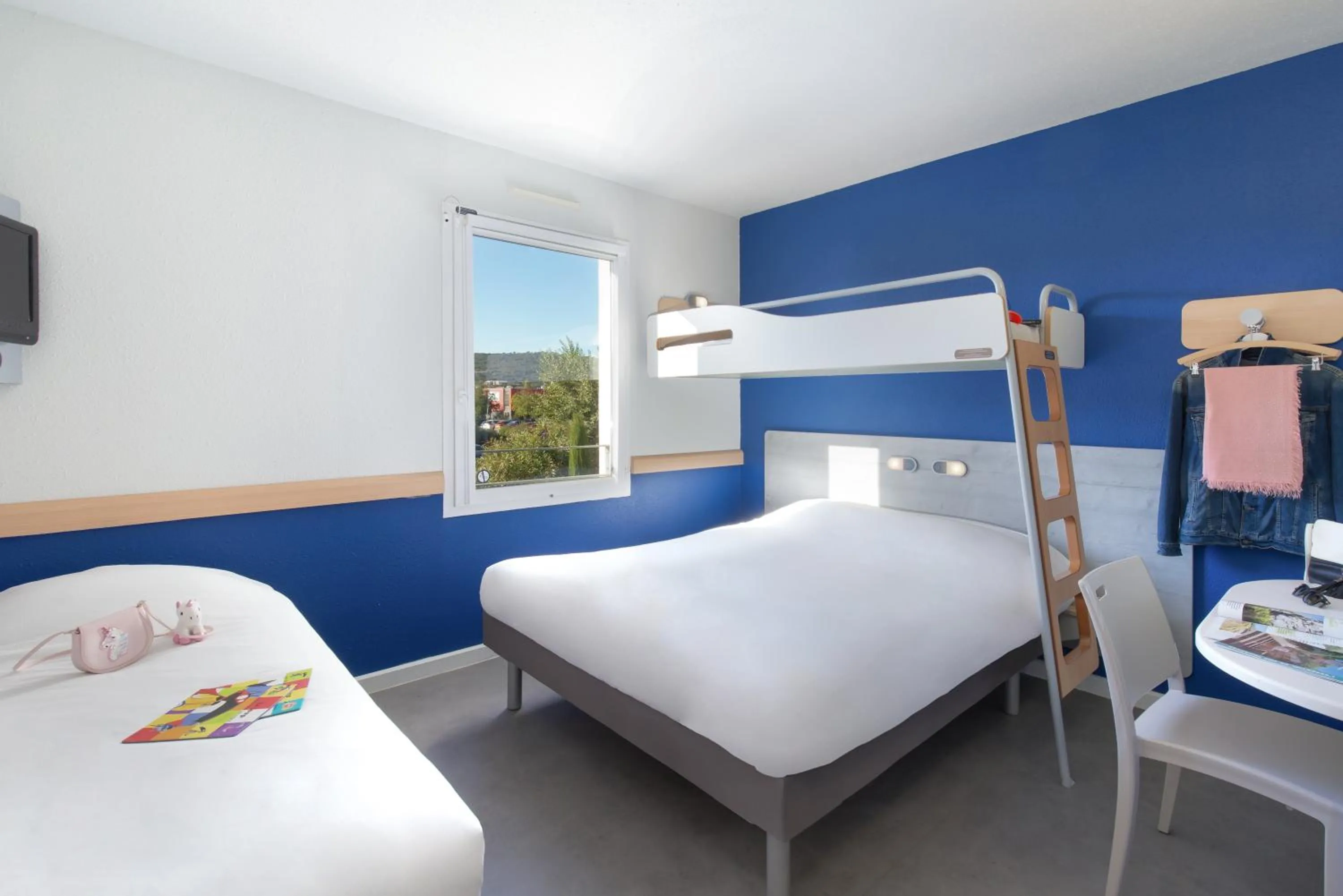Shower, Bed in ibis budget Saint-Maximin