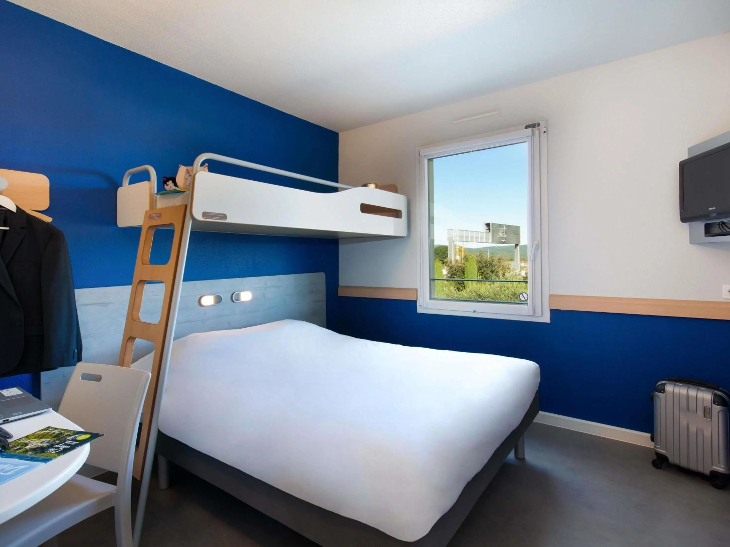 Bedroom, Bed in ibis budget Saint-Maximin