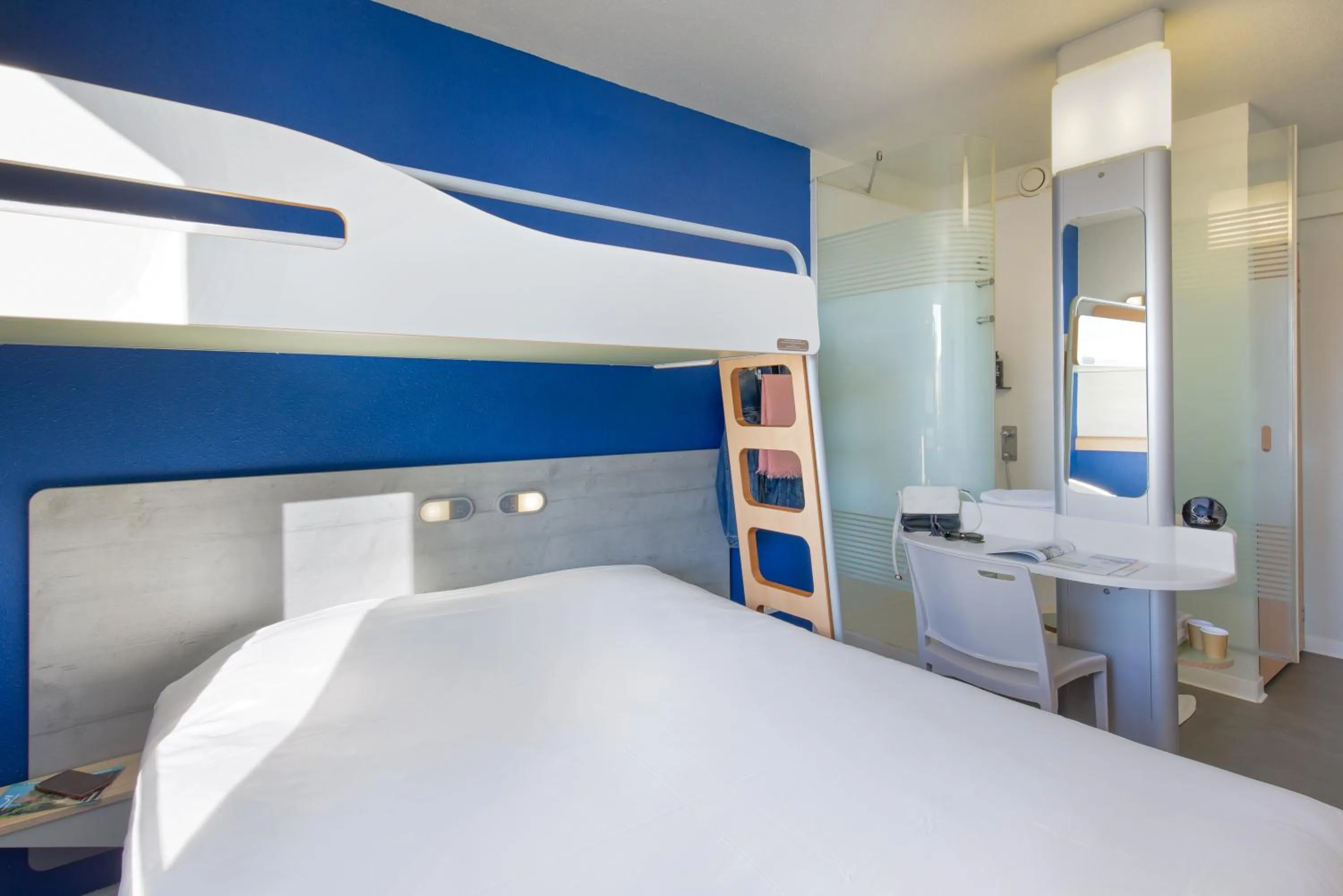 Shower, Bed in ibis budget Saint-Maximin