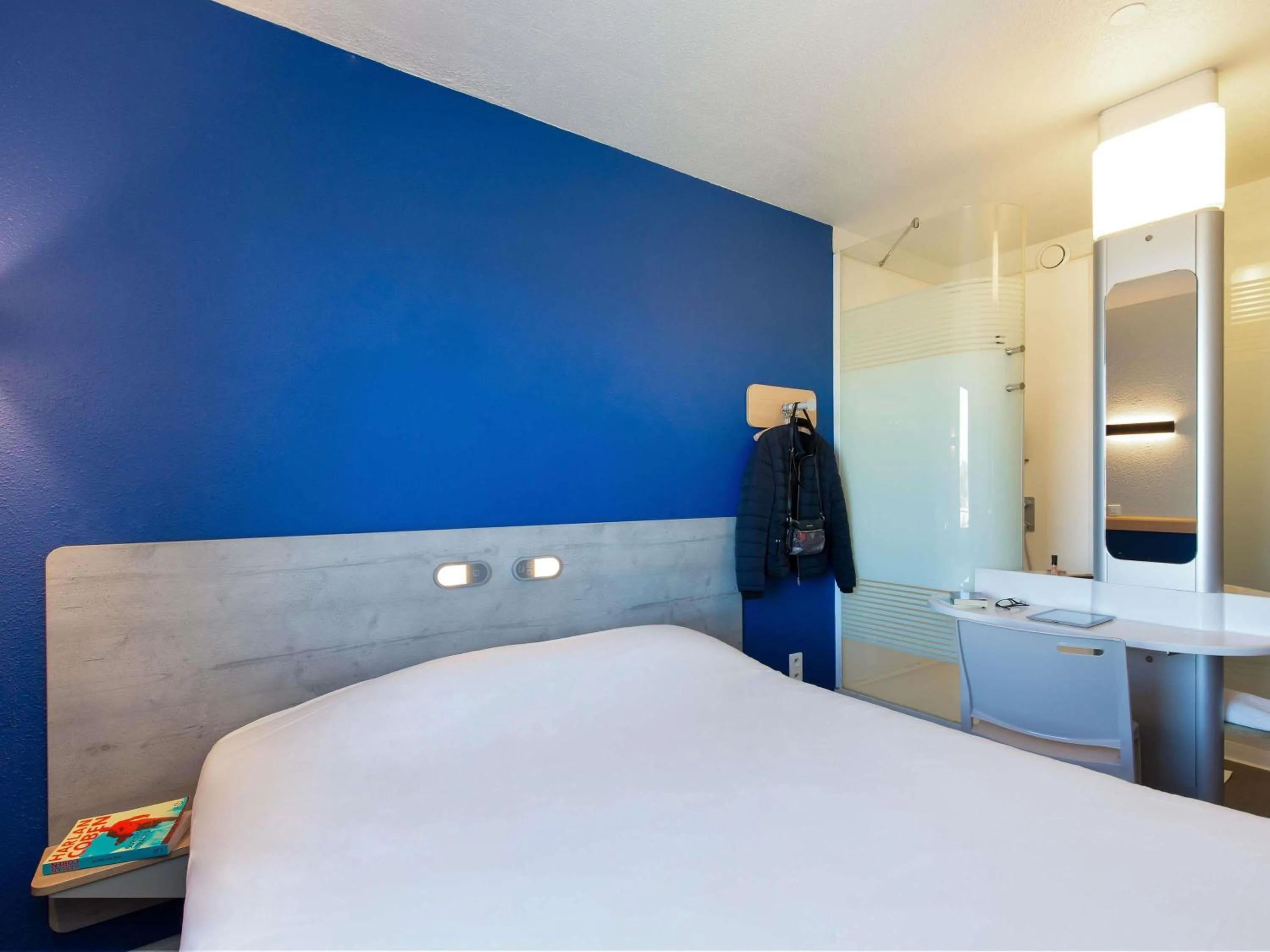 Bedroom, Bed in ibis budget Saint-Maximin