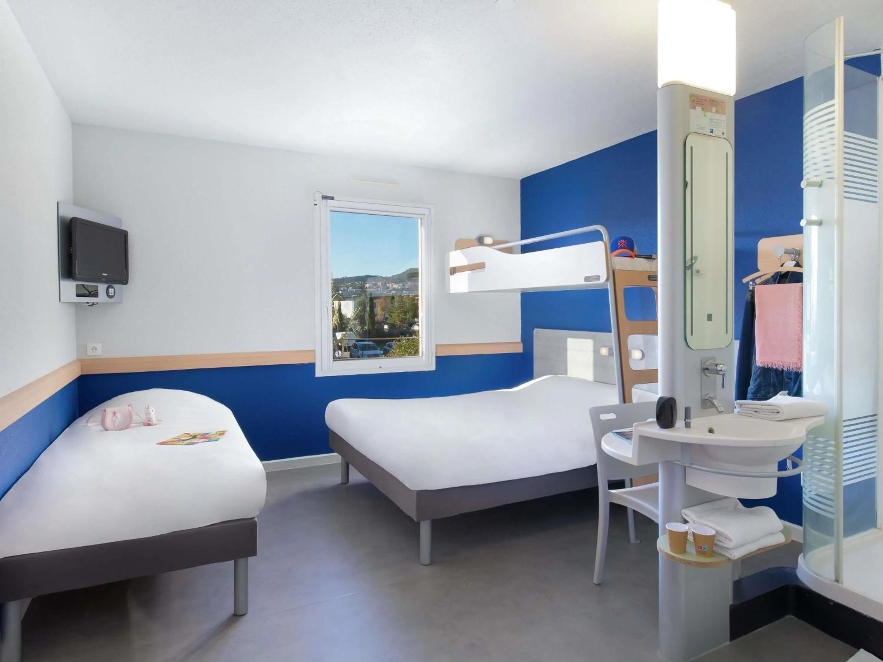 Bedroom, Bed in ibis budget Saint-Maximin