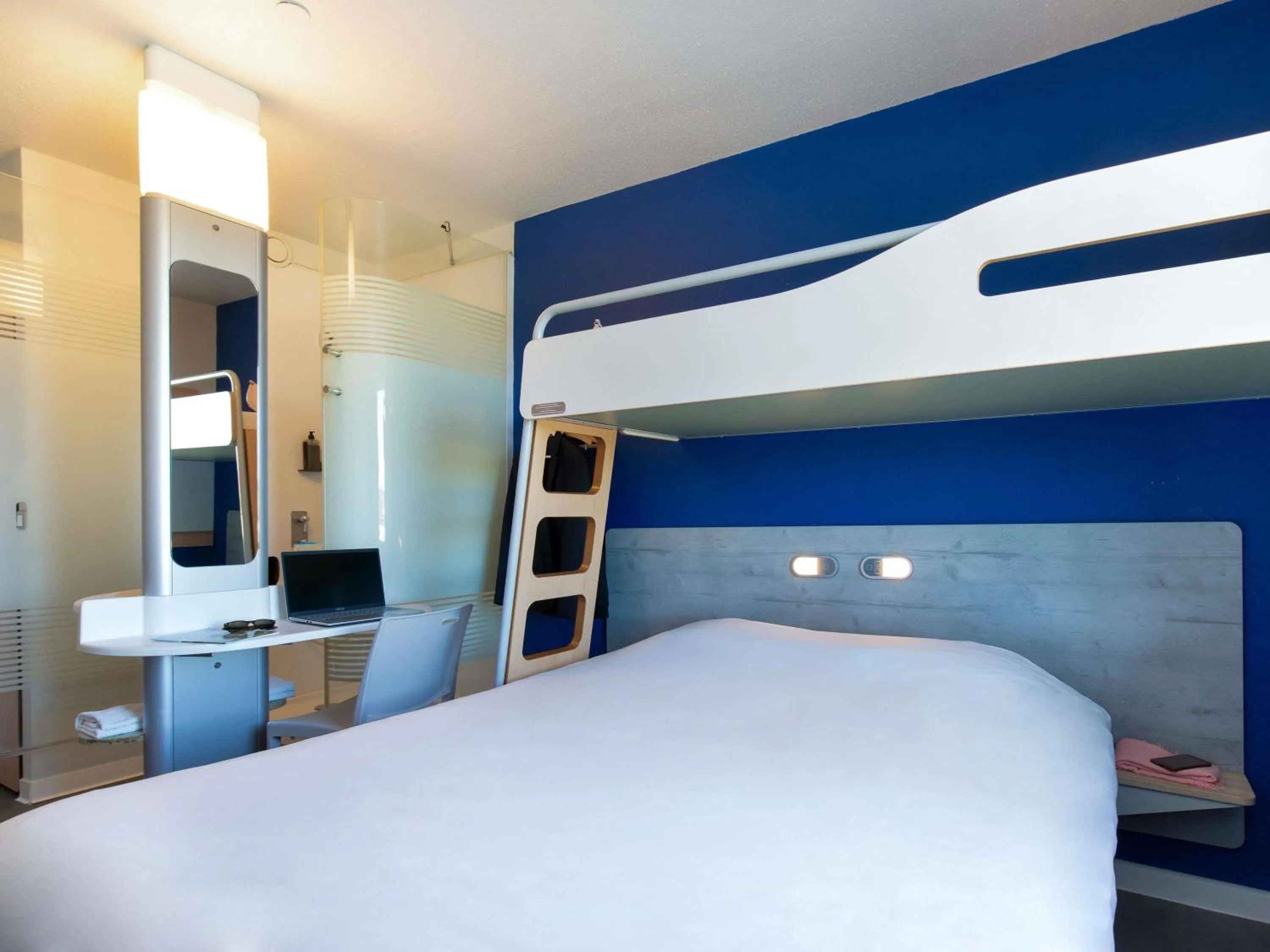 Bedroom, Bed in ibis budget Saint-Maximin