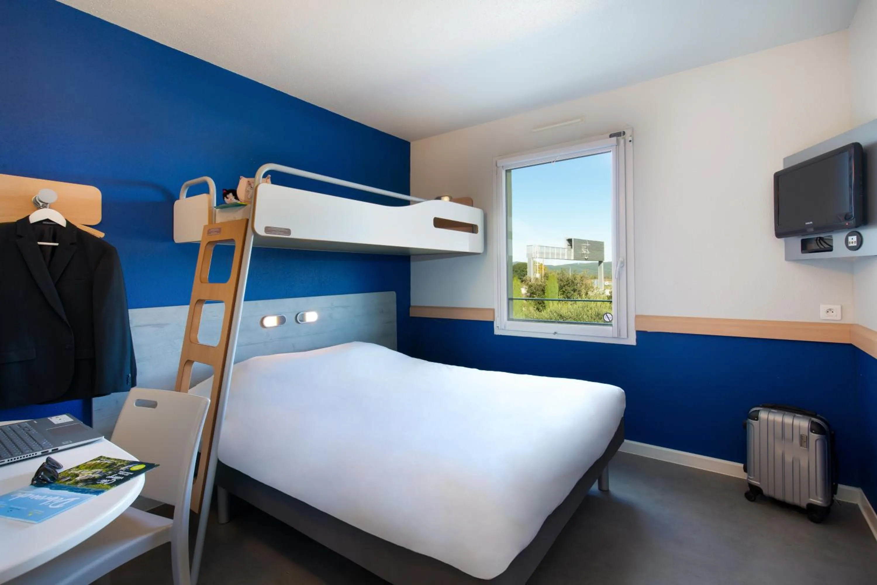 Shower, Bed in ibis budget Saint-Maximin
