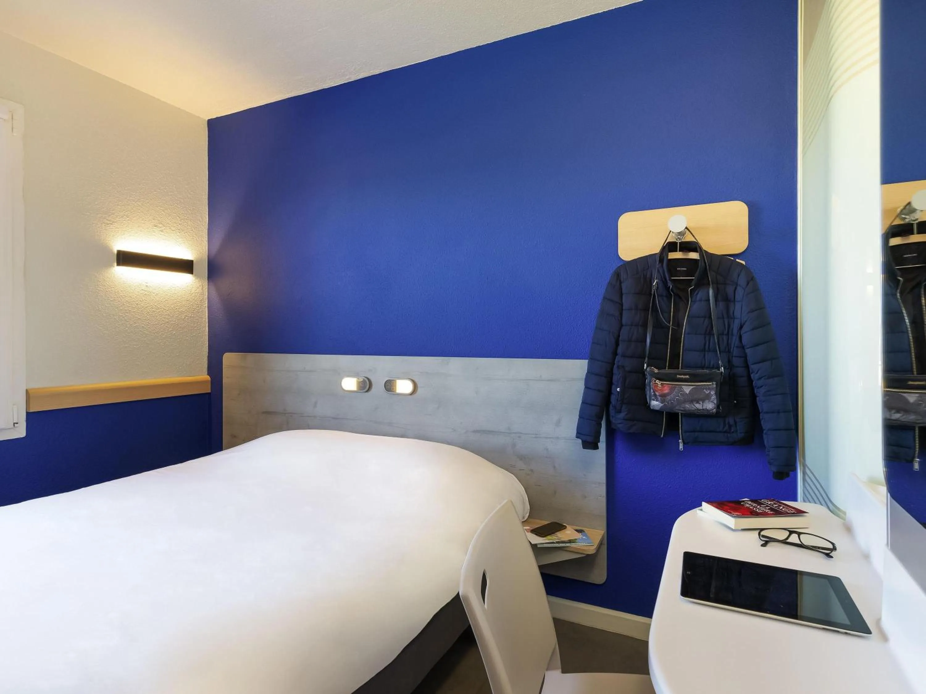 Bedroom, Bed in ibis budget Saint-Maximin