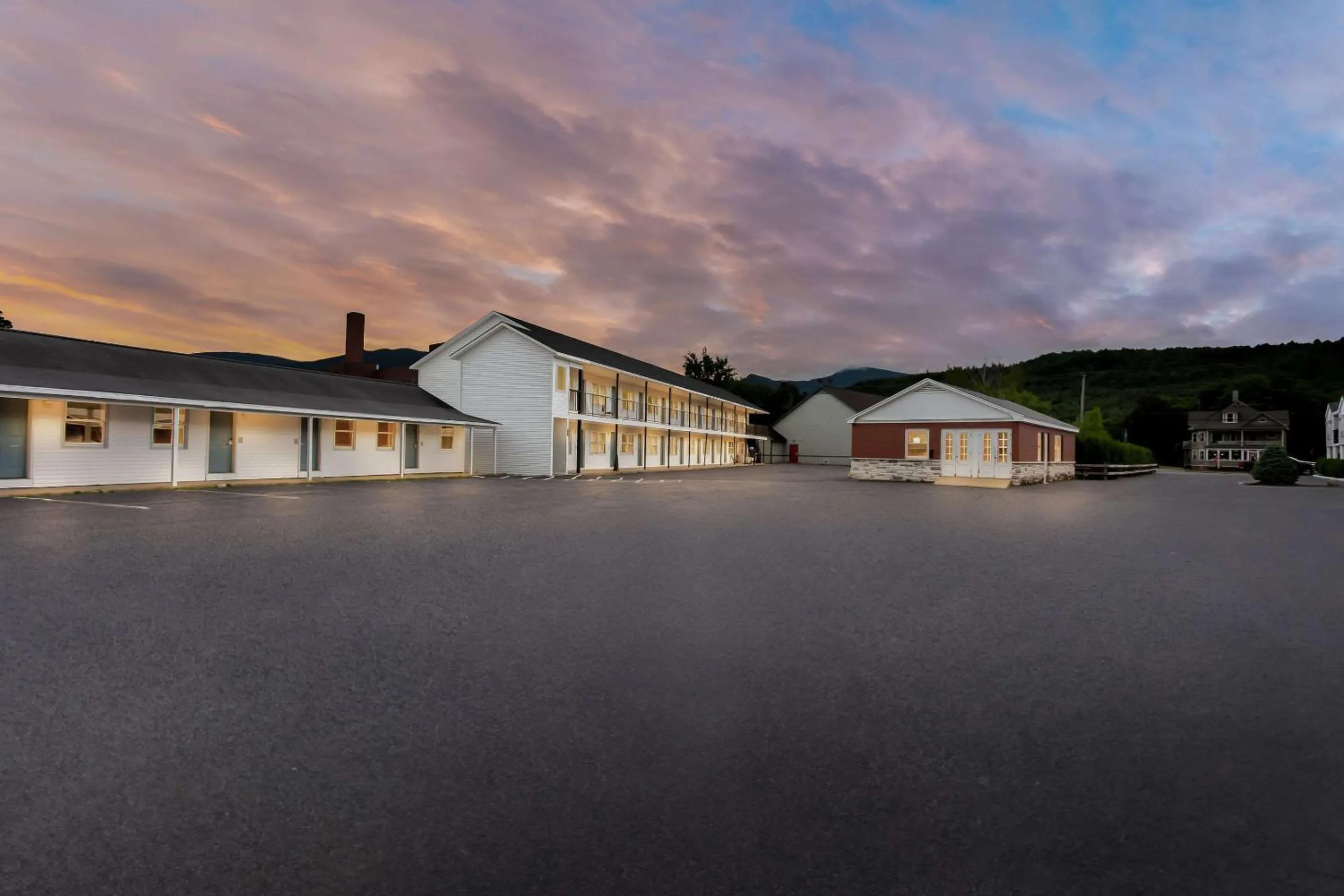 Property building in Rodeway Inn Gorham Riverside