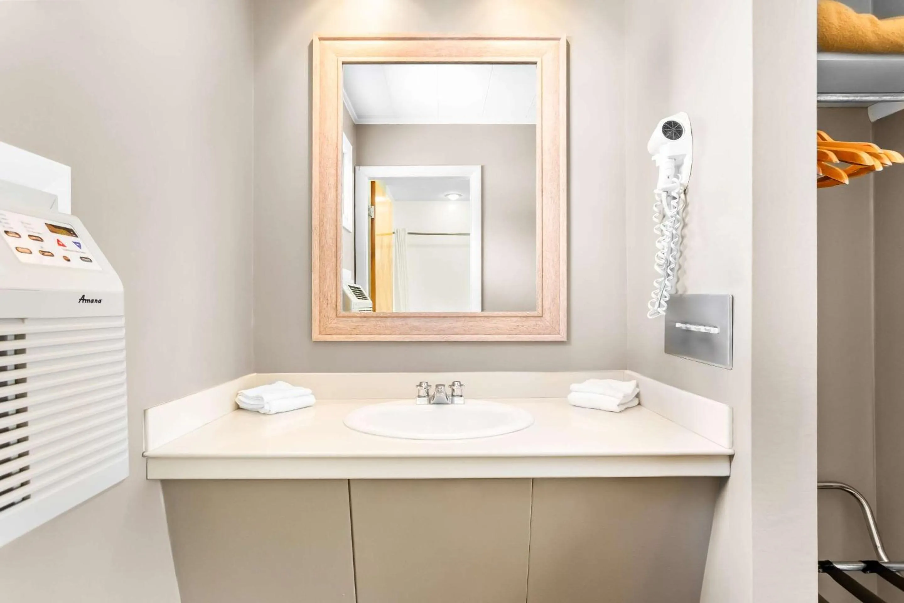 Bedroom in Rodeway Inn Gorham Riverside