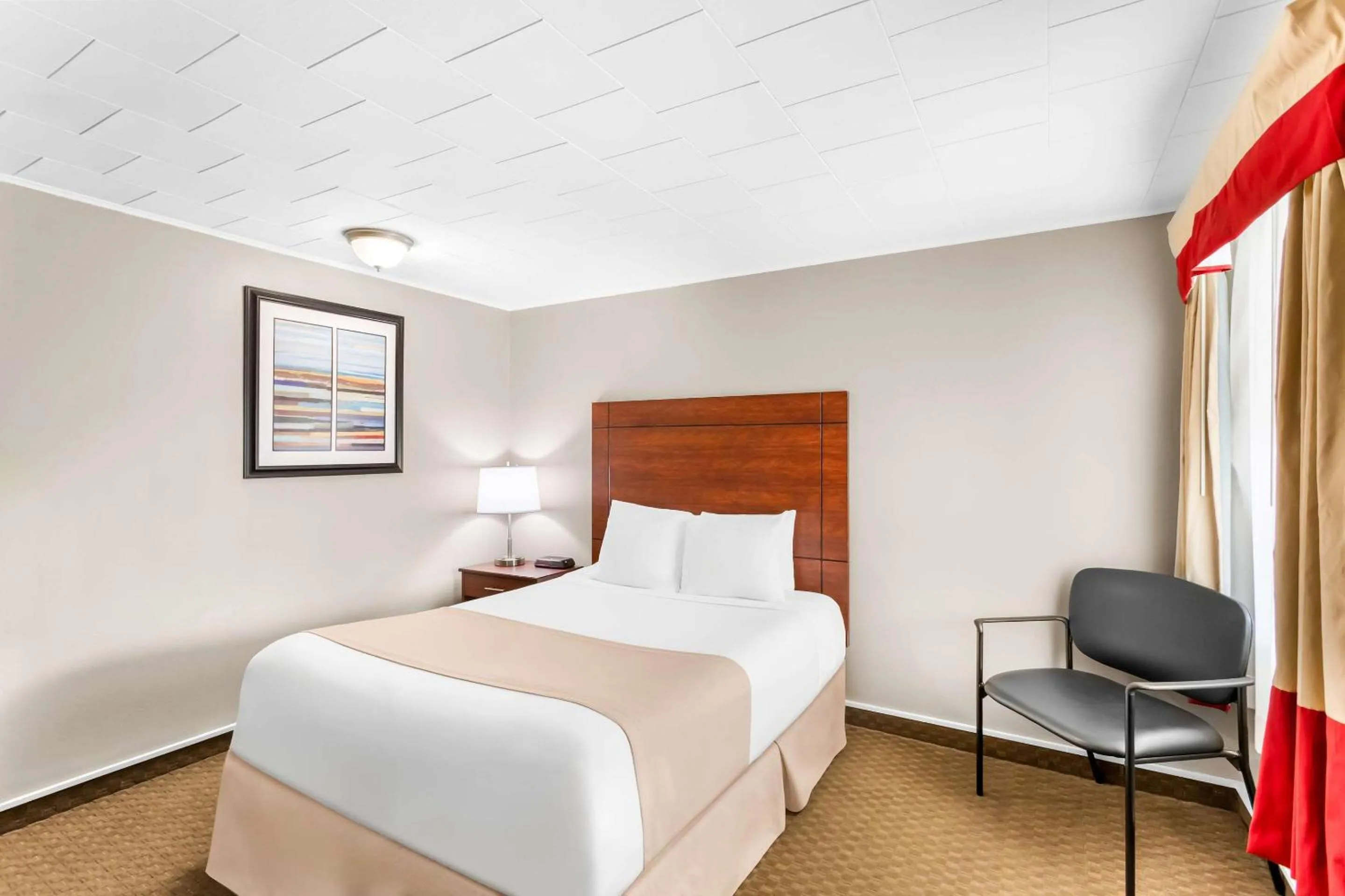 Bedroom, Bed in Rodeway Inn Gorham Riverside