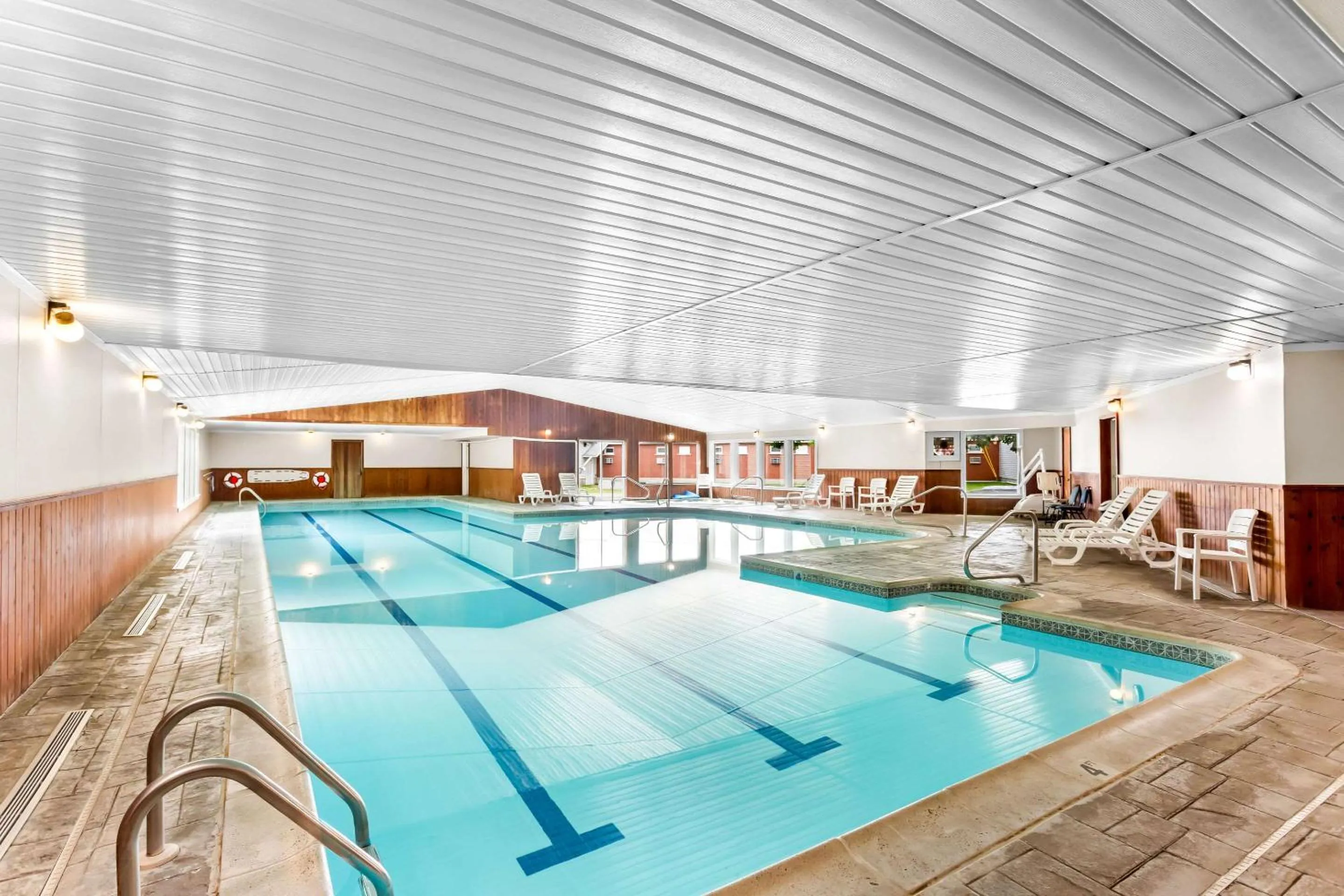 Swimming pool in Rodeway Inn Gorham Riverside