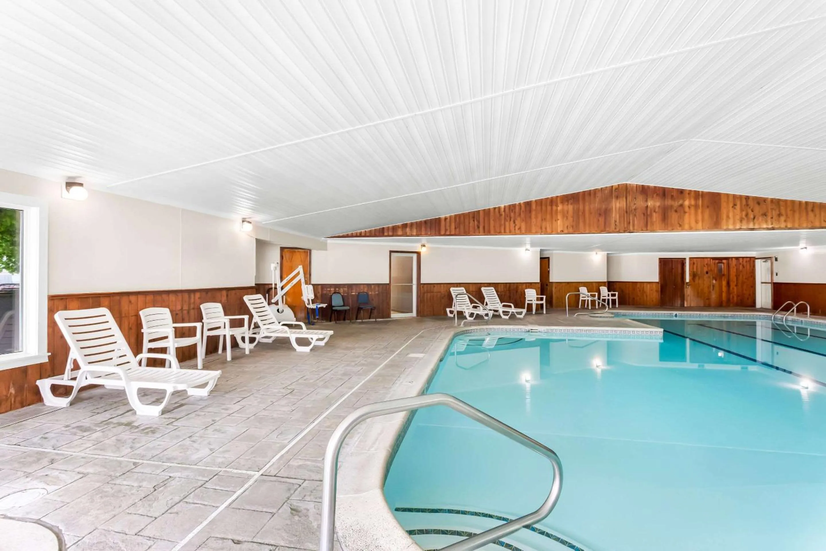 Swimming pool in Rodeway Inn Gorham Riverside