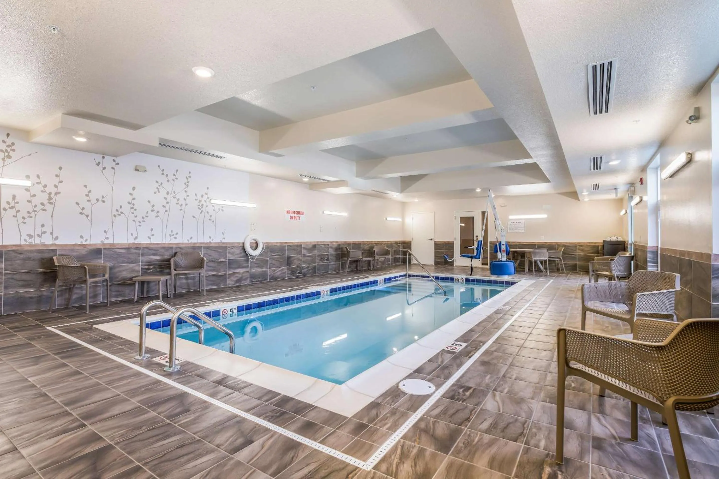 Swimming pool in Sleep Inn & Suites Park City-Wichita North