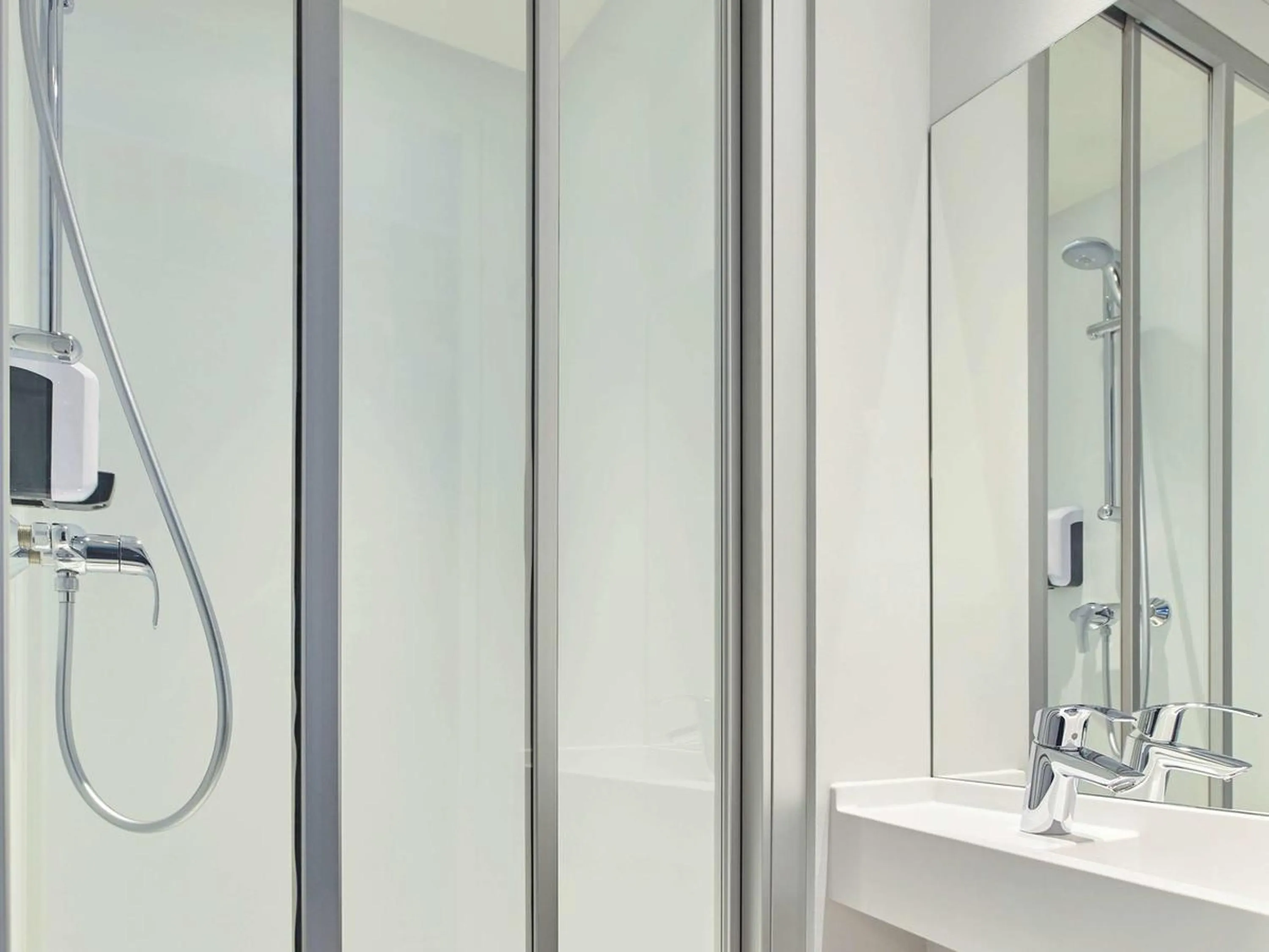 Property building in hotelF1 Bayonne