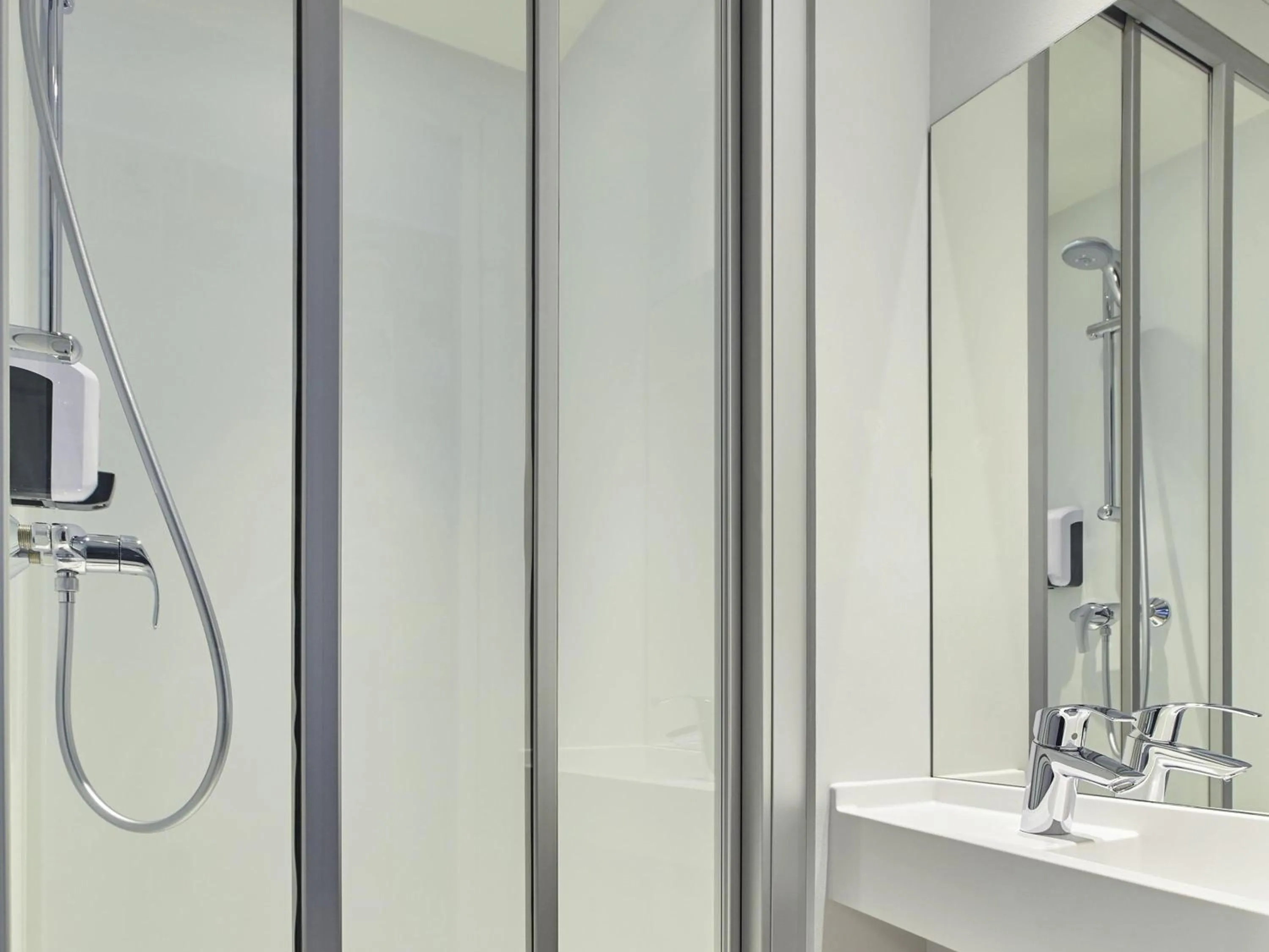 Property building in hotelF1 Bayonne